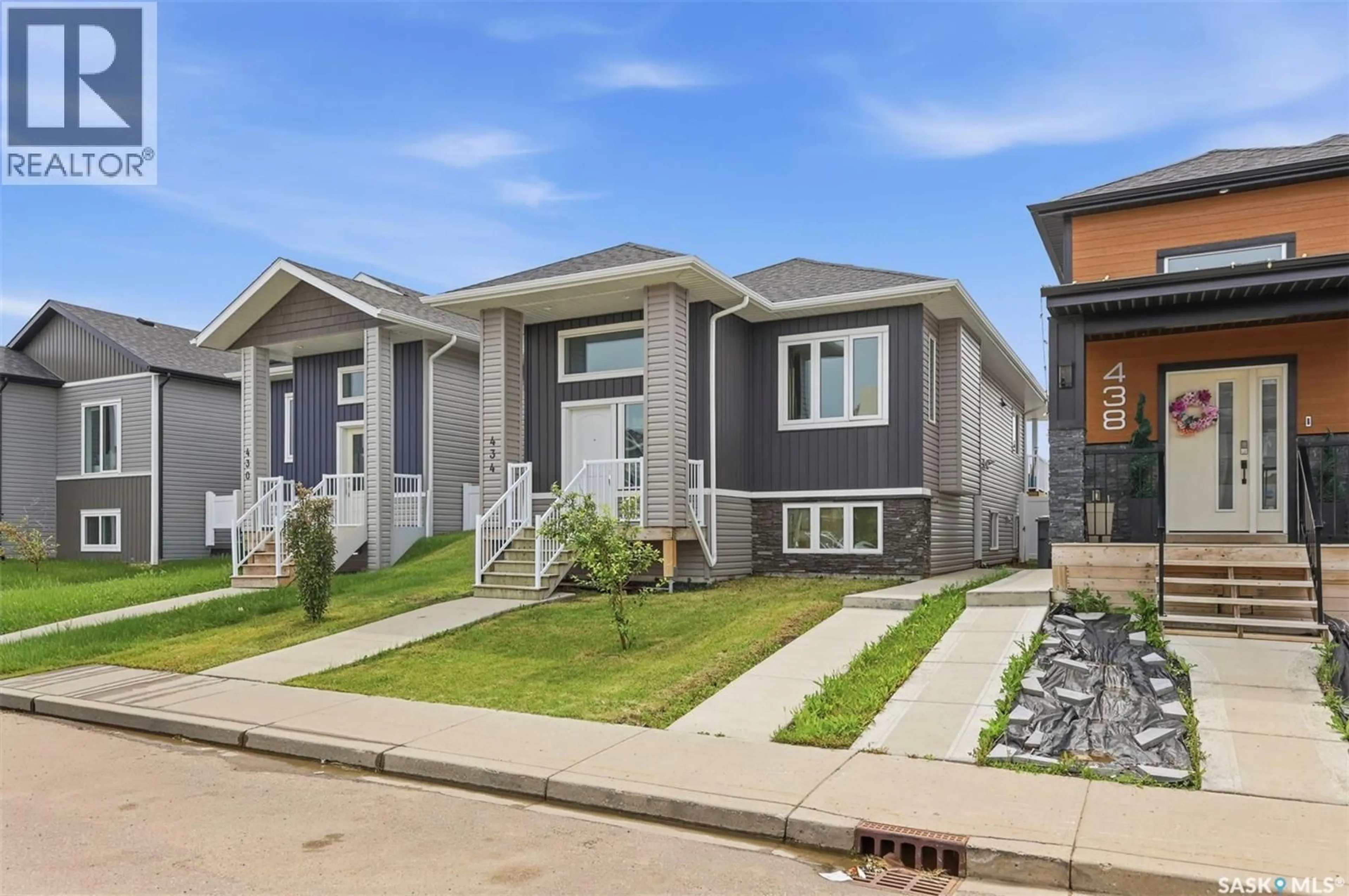 Home with vinyl exterior material, street for 434 MCARTHUR CRESCENT, Saskatoon Saskatchewan S7L6Y3