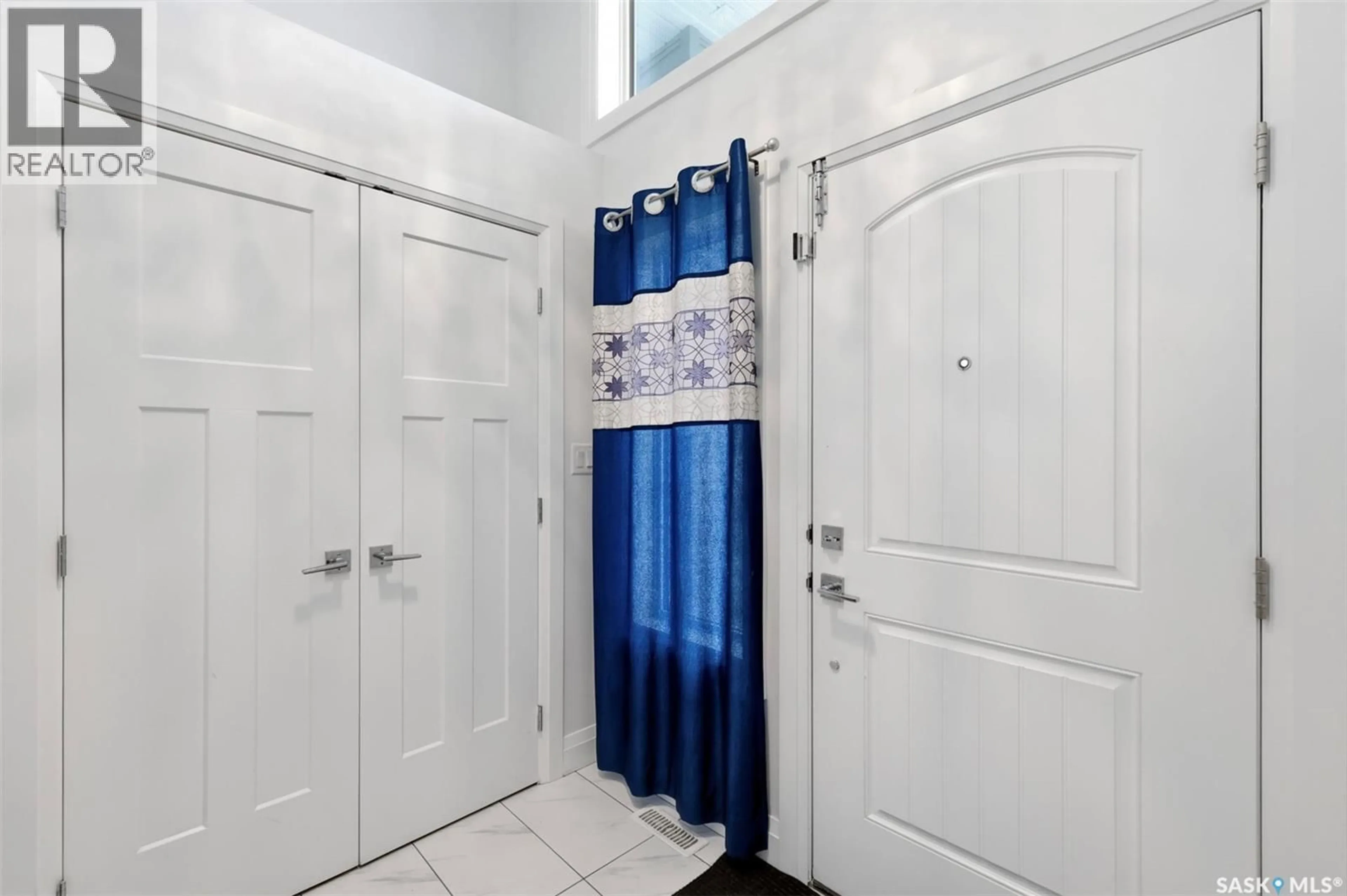 Indoor entryway for 434 MCARTHUR CRESCENT, Saskatoon Saskatchewan S7L6Y3