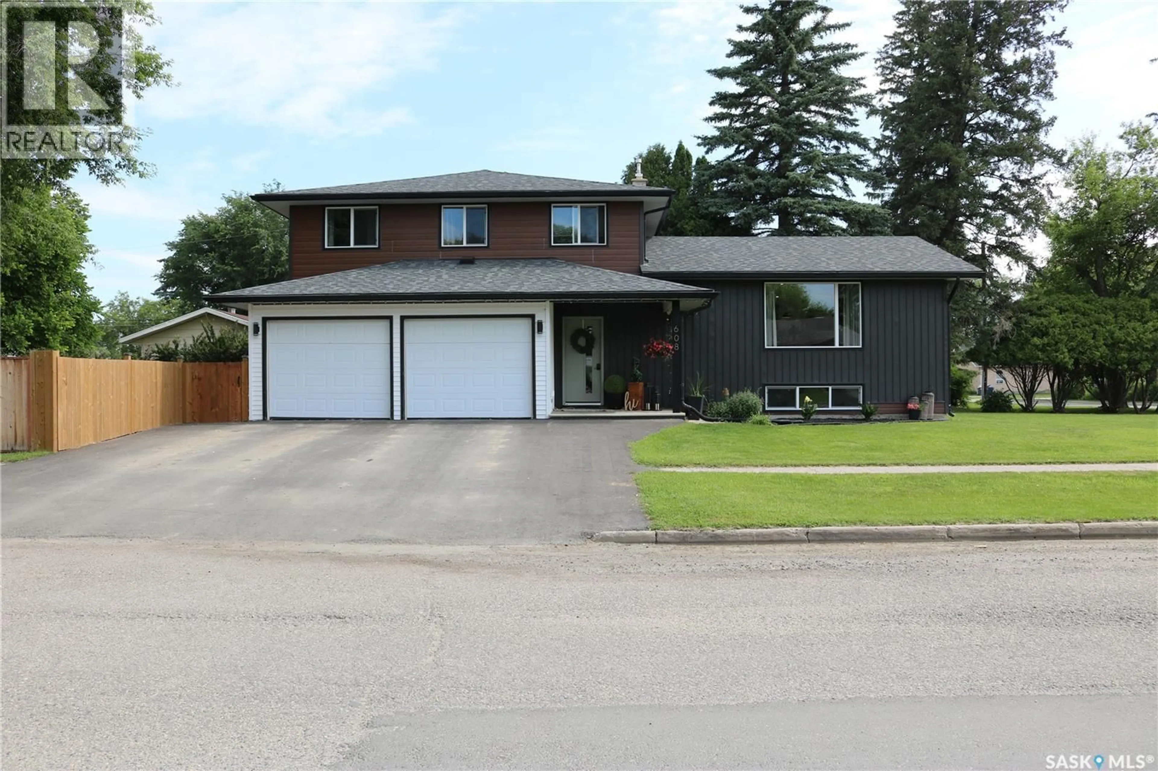 Home with vinyl exterior material, street for 608 WINDOVER AVENUE, Moosomin Saskatchewan S0G3N0