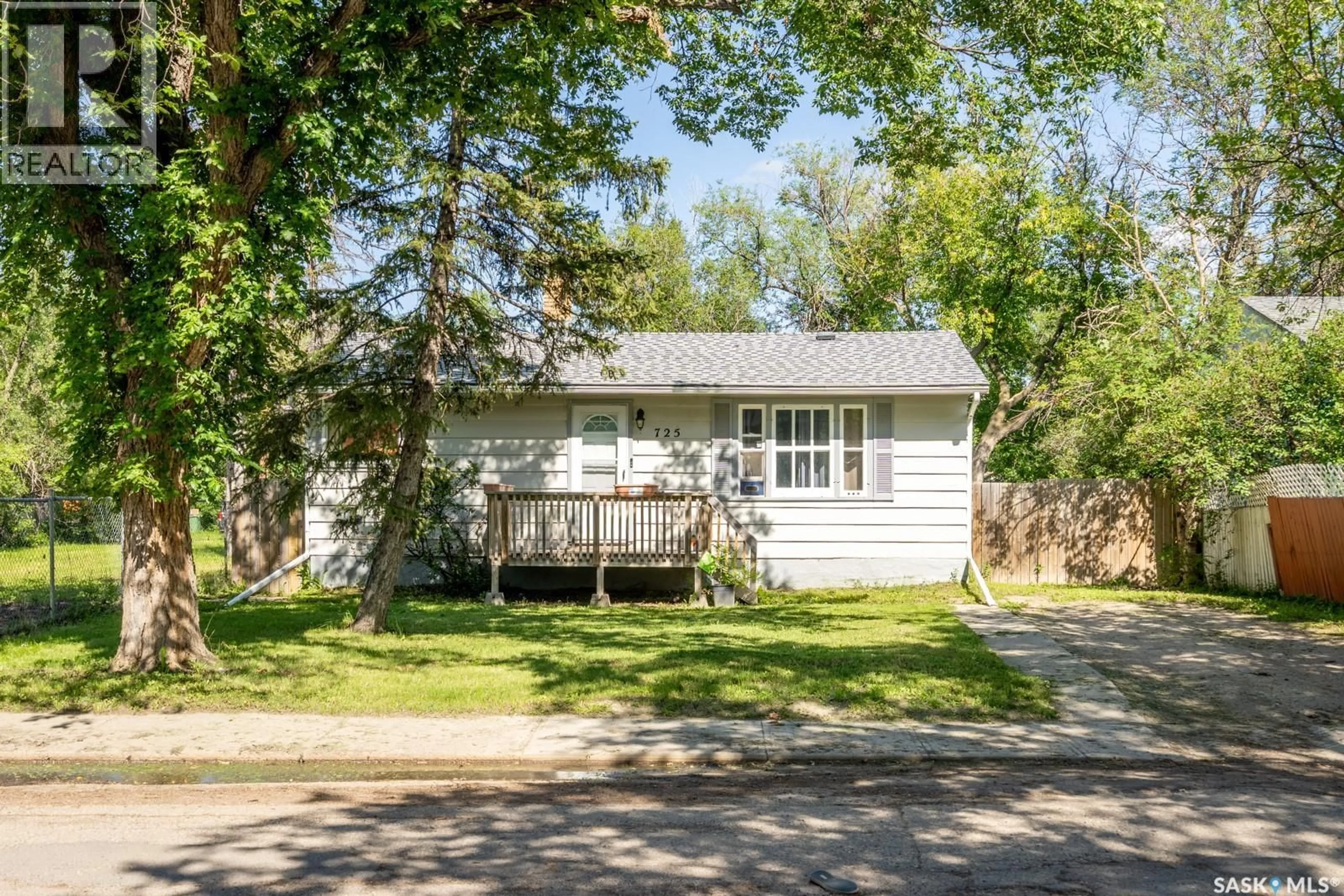 Home with vinyl exterior material, street for 725 CAMERON STREET, Regina Saskatchewan S4T2S2