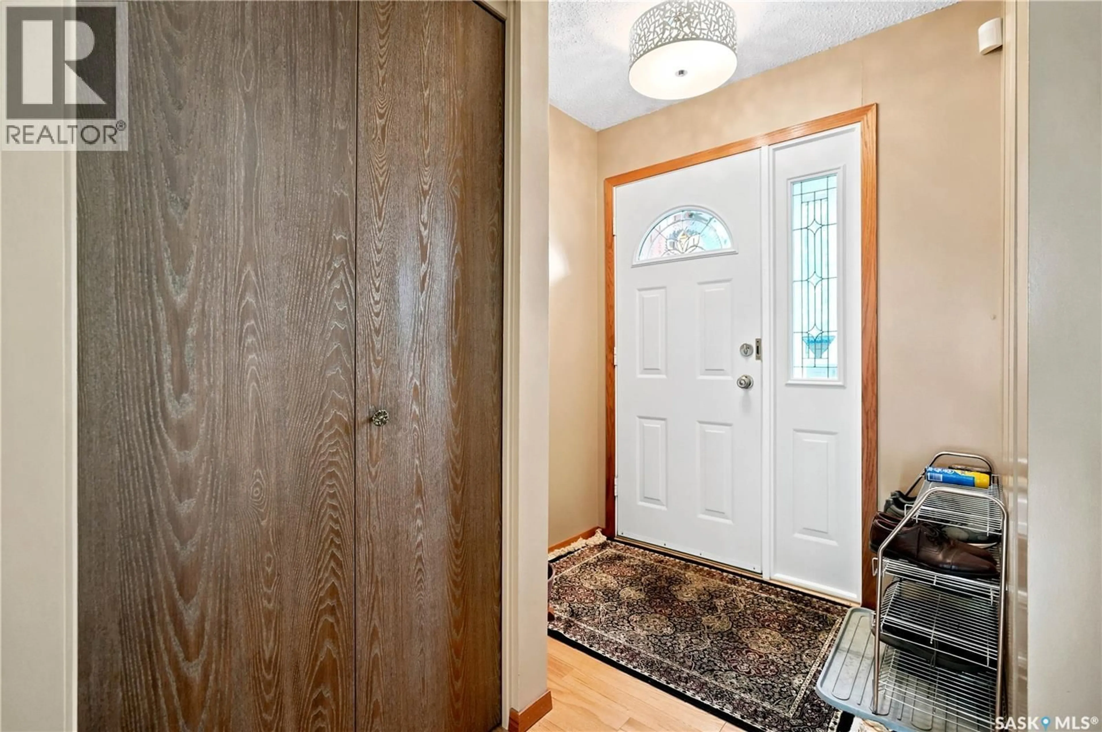Indoor entryway for 828 SEYMOUR CRESCENT, Regina Saskatchewan S4X2G4