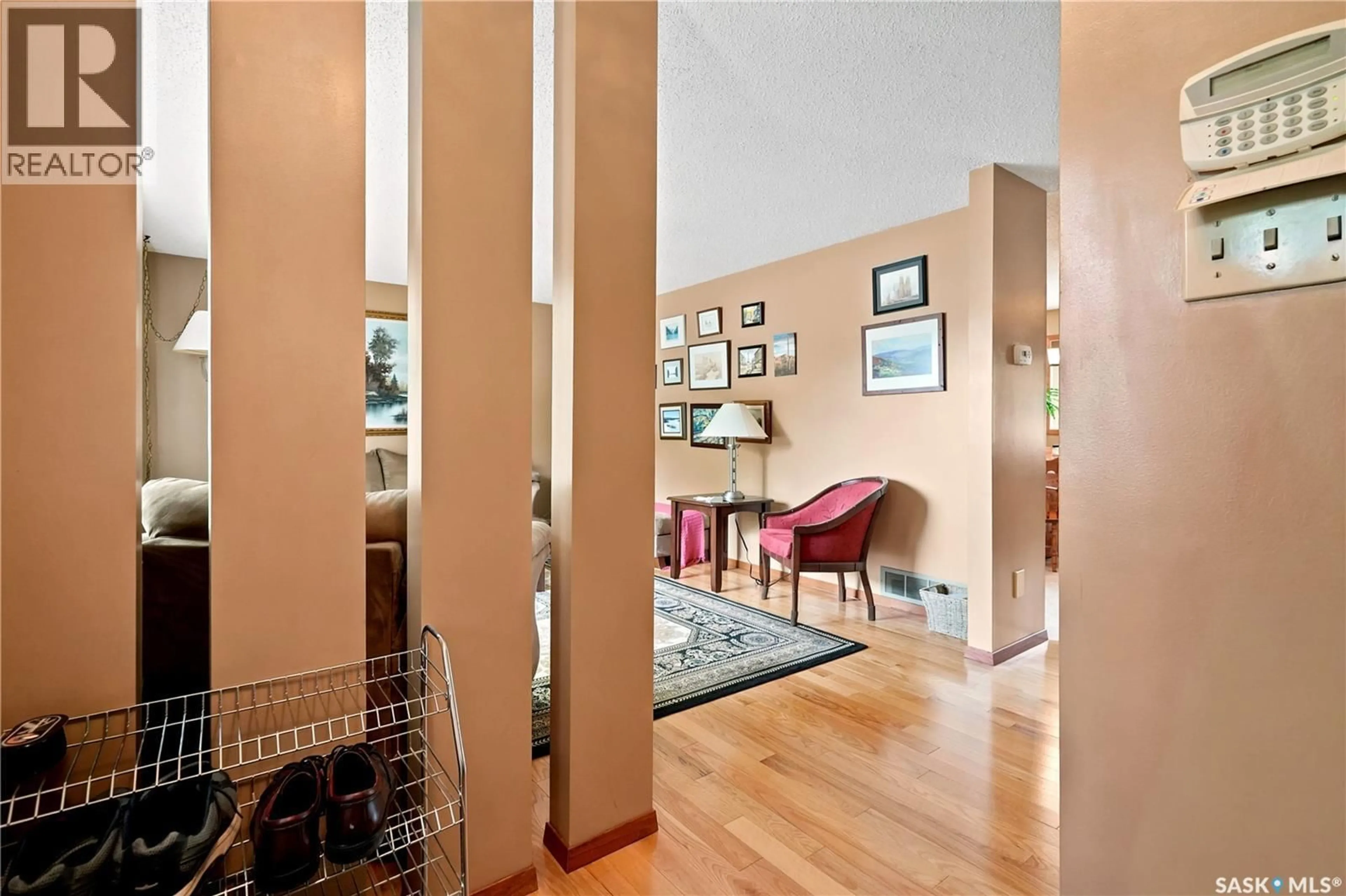 Indoor foyer for 828 SEYMOUR CRESCENT, Regina Saskatchewan S4X2G4