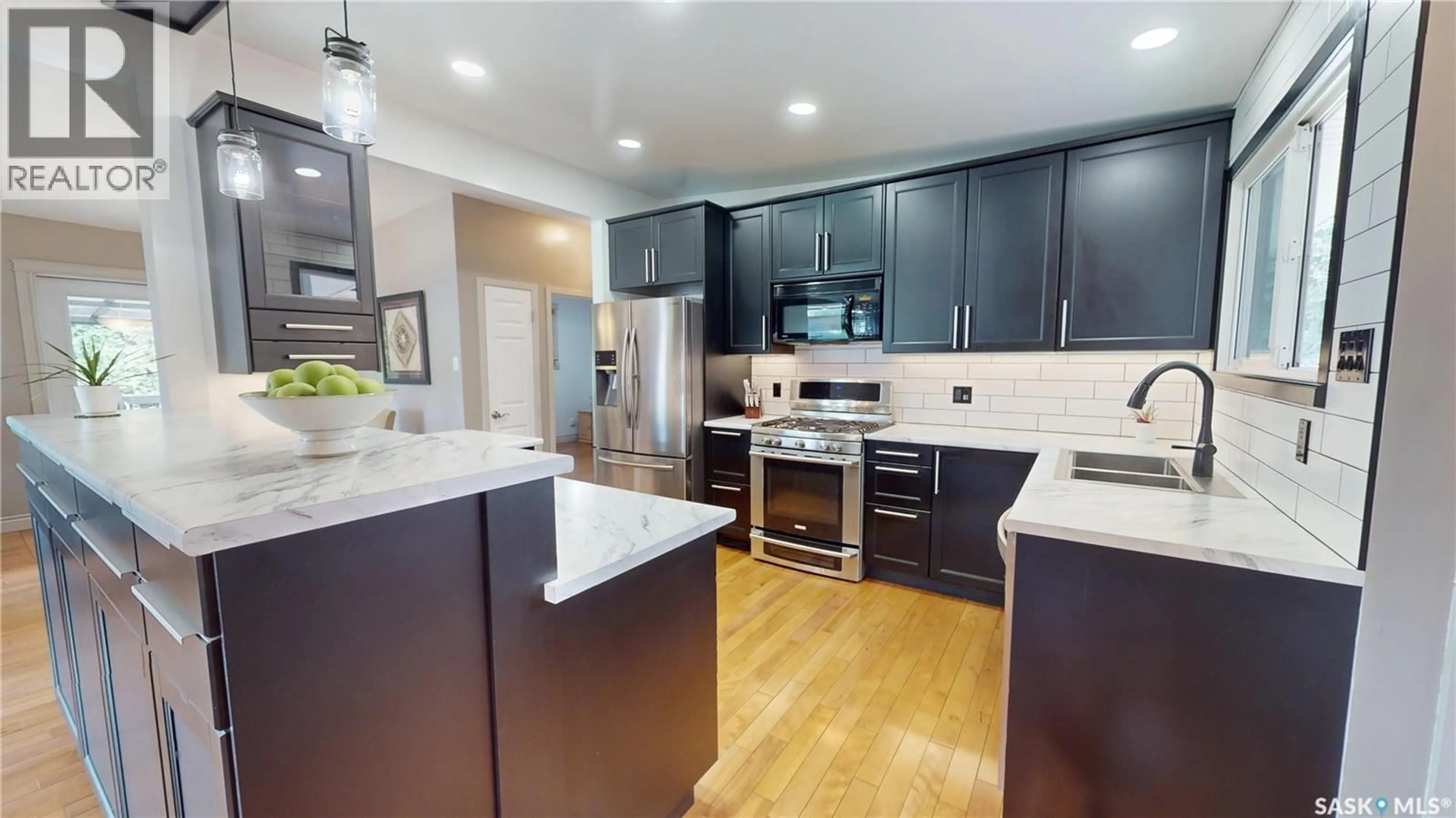 Contemporary kitchen, unknown for 1801 WILSON CRESCENT, Saskatoon Saskatchewan S7J2N8