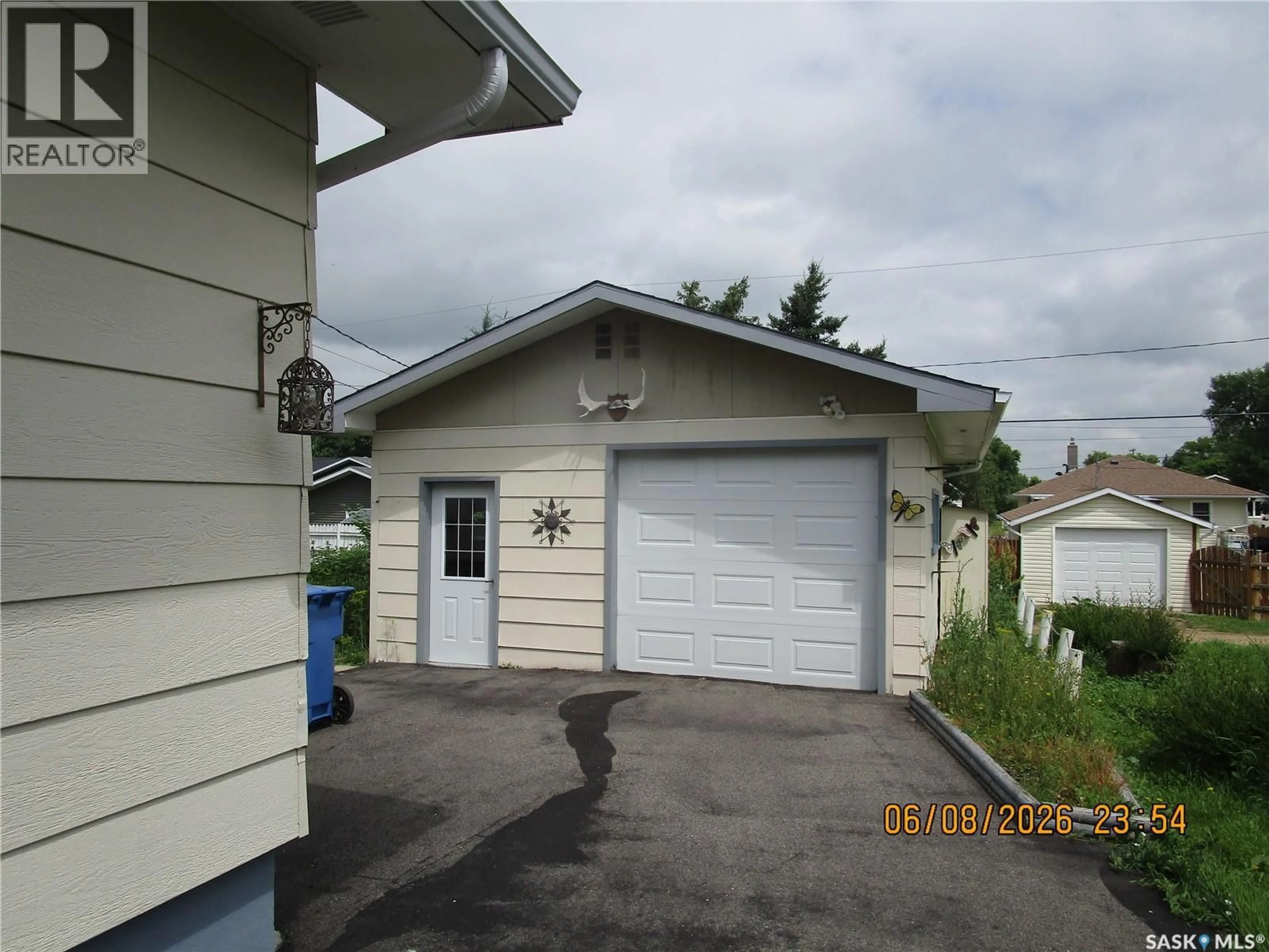 Indoor garage for 508 6TH AVENUE, Assiniboia Saskatchewan S0H0B0