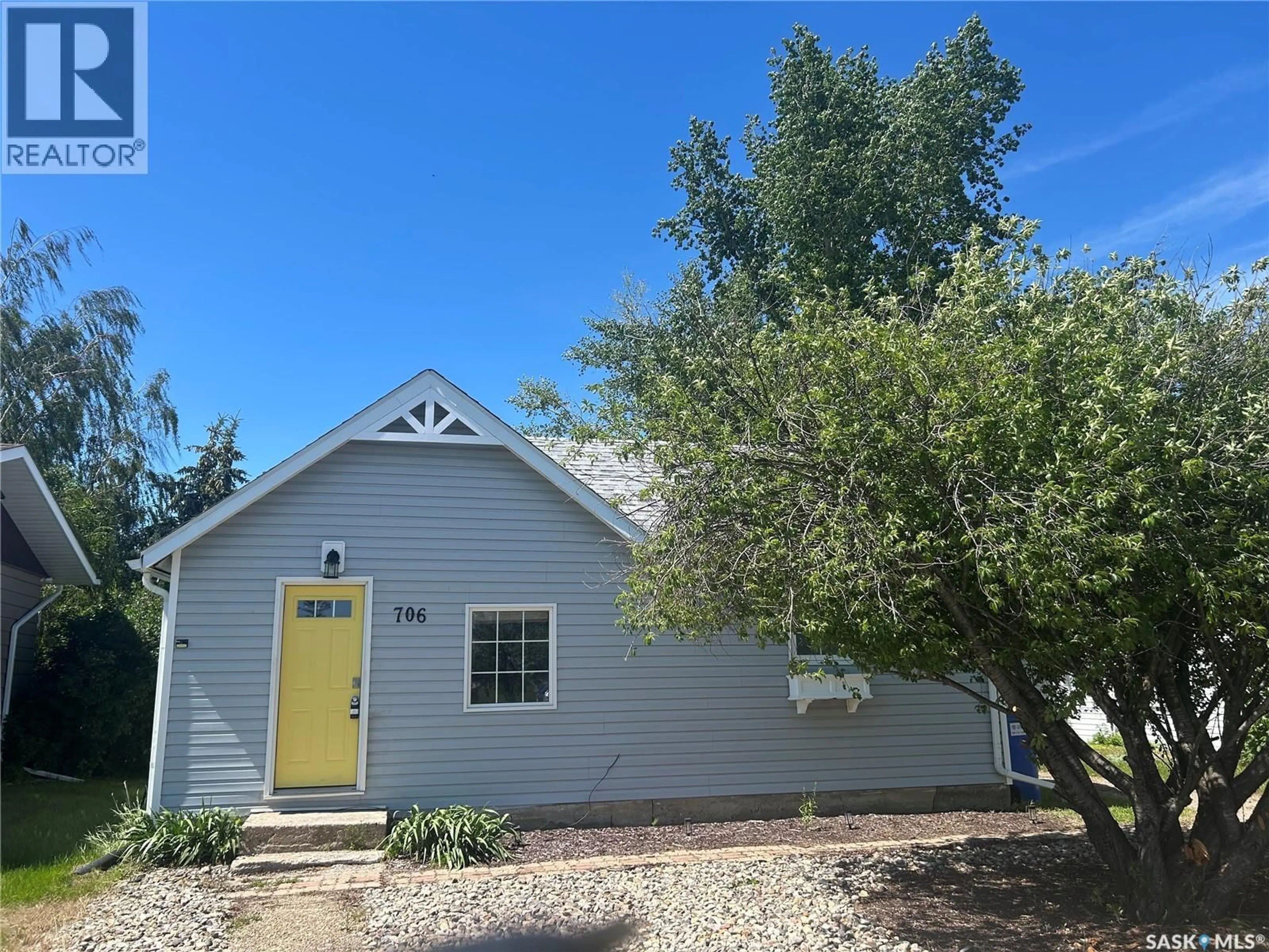 Home with vinyl exterior material, street for 706 NORFOLK AVENUE, Chamberlain Saskatchewan S0G0R0