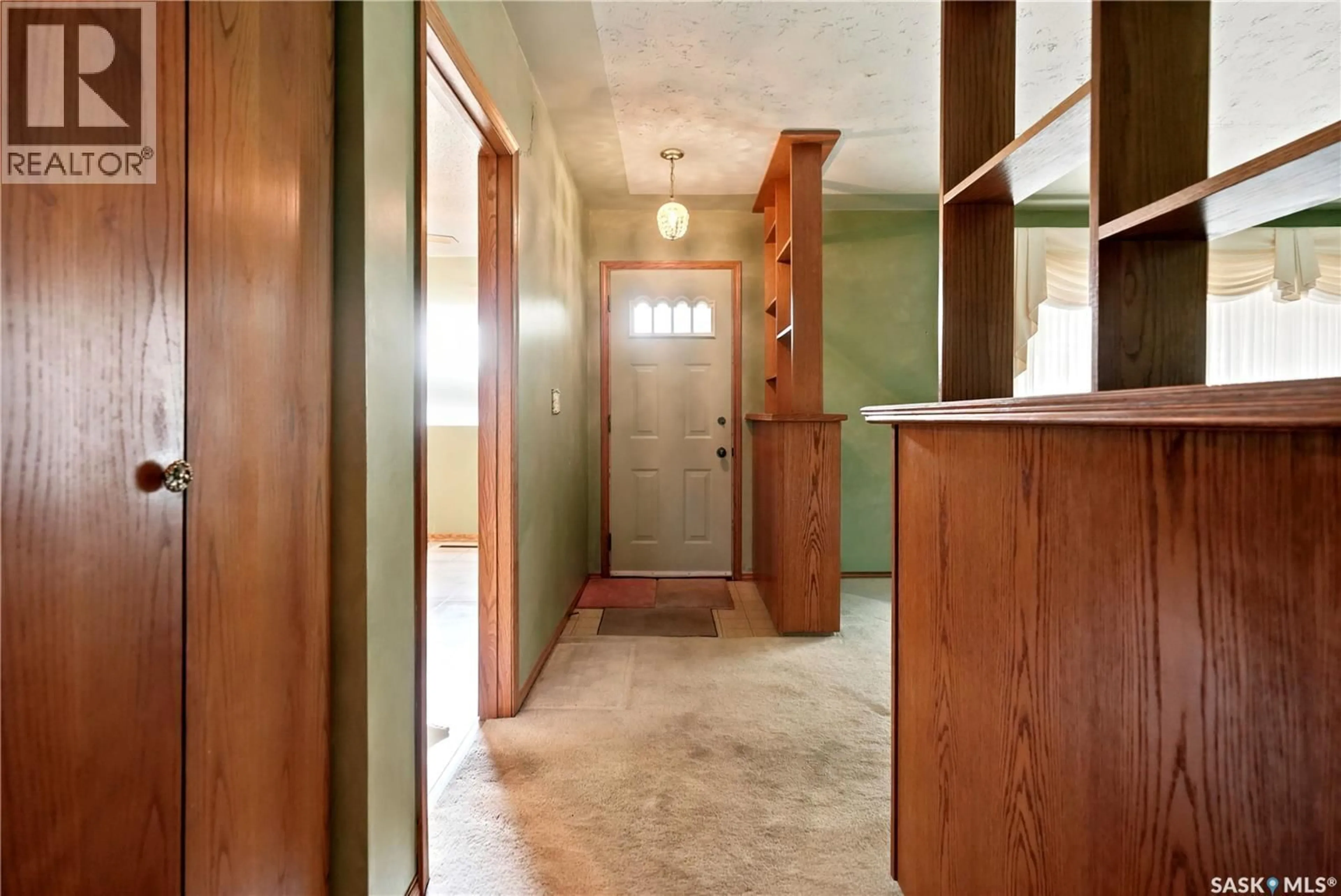 Indoor entryway for 619 MURRAY AVENUE, Regina Saskatchewan S4N1K1
