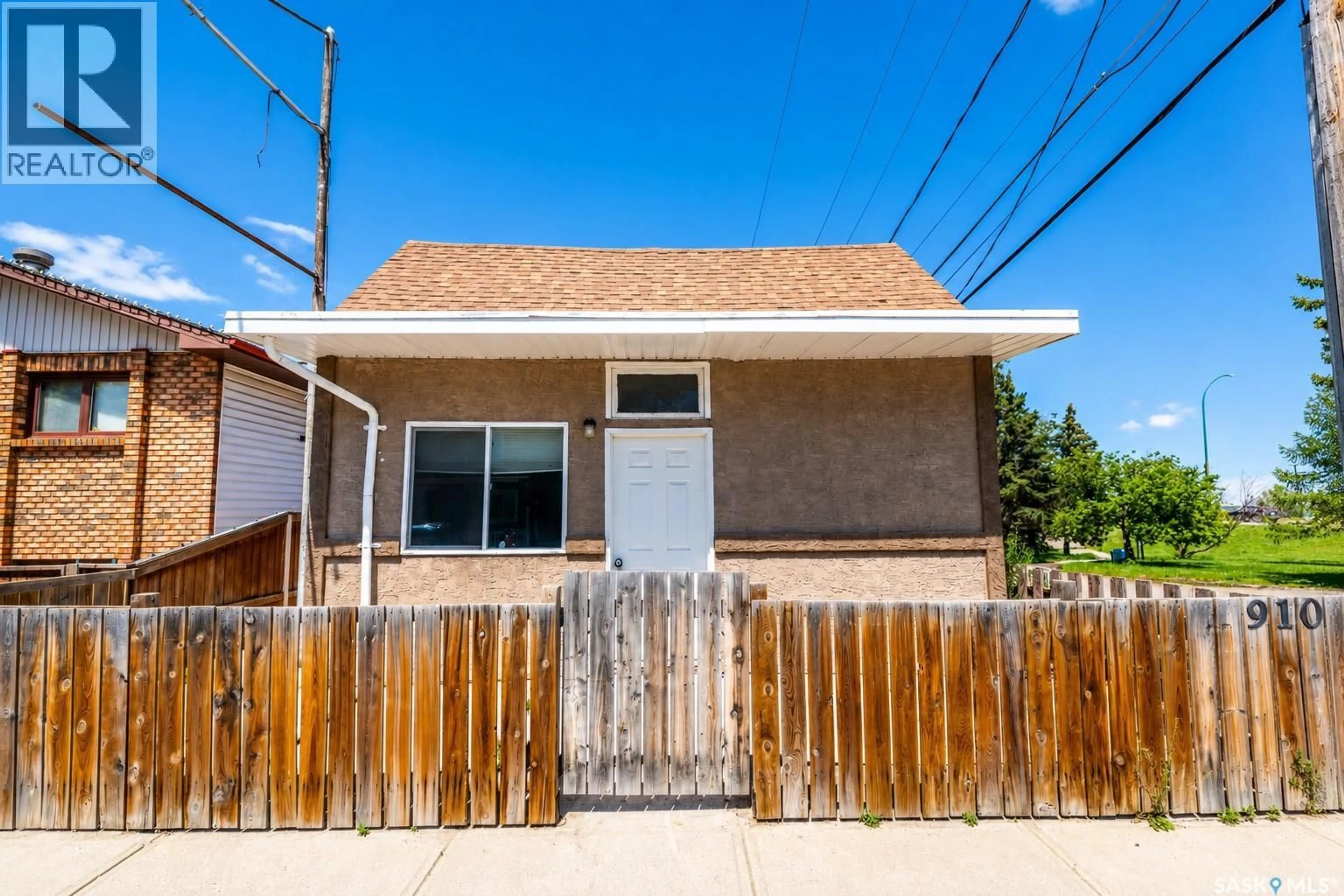 Patio, street for 910 LILLOOET STREET, Moose Jaw Saskatchewan S6H4Z8