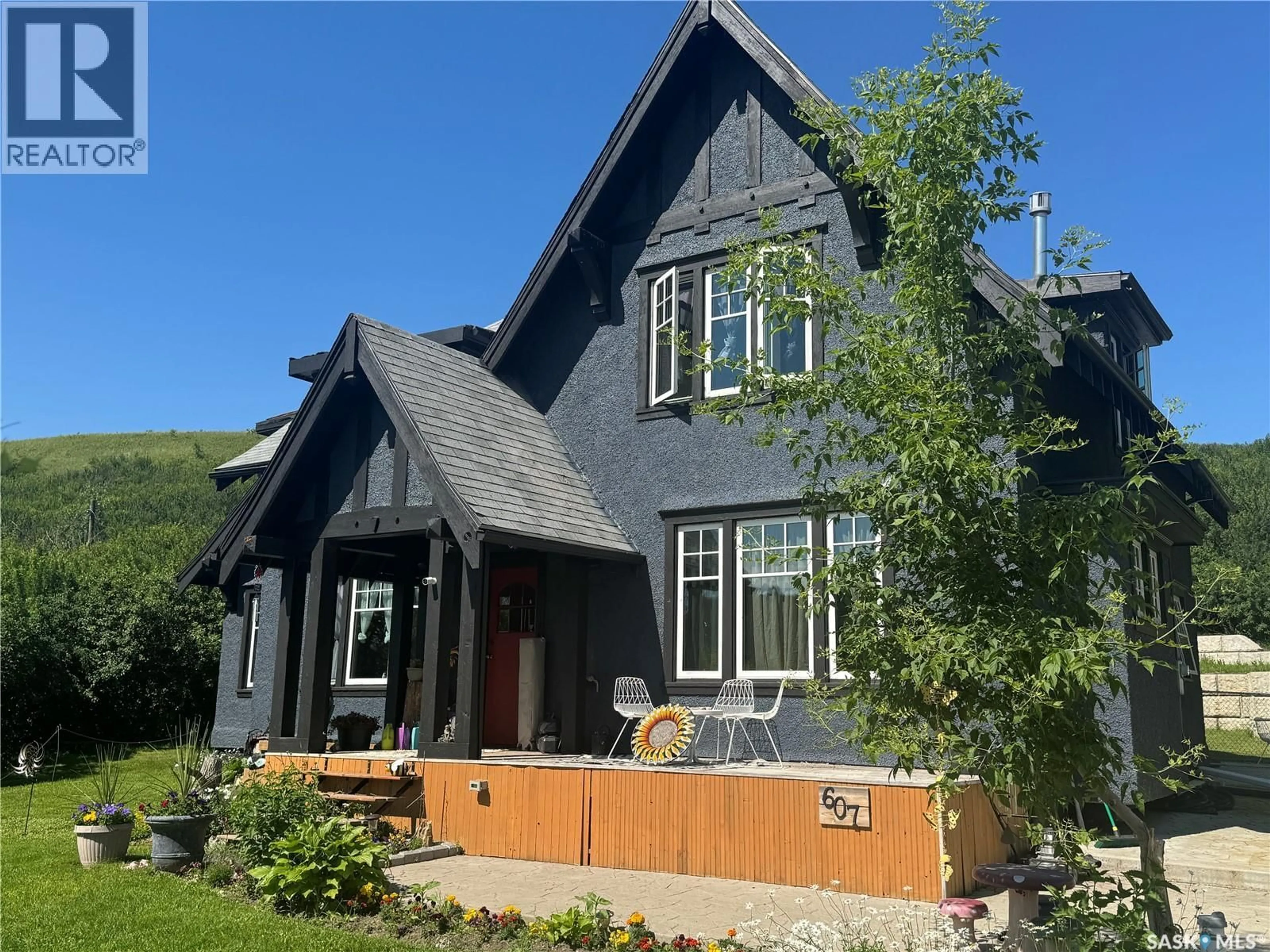 Home with vinyl exterior material, street for 607 BARNETT DRIVE, Fort San Saskatchewan S0G1S0