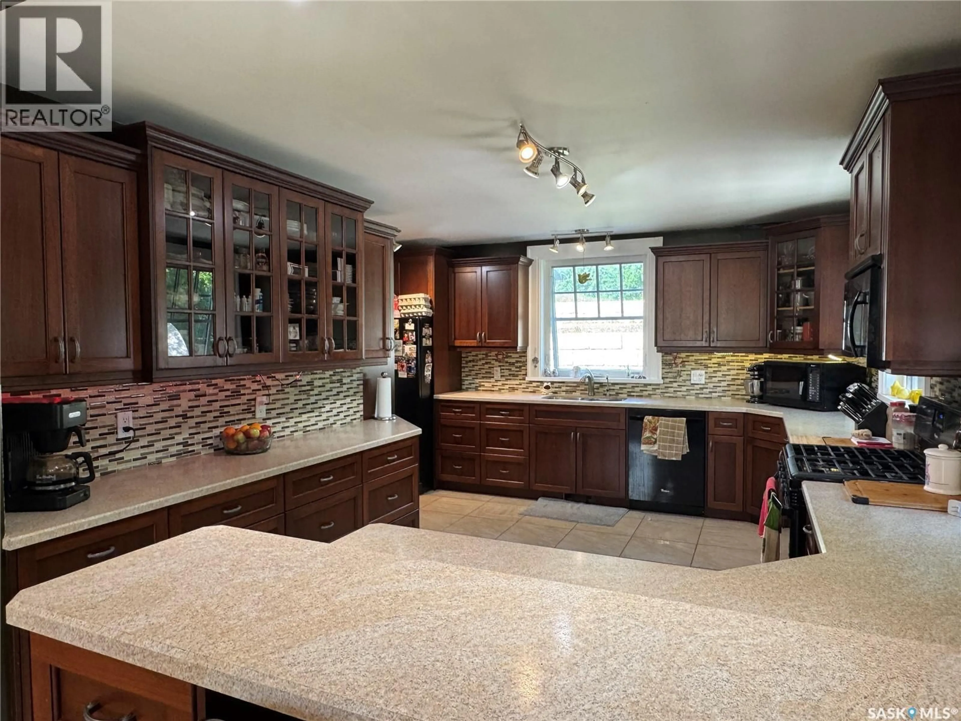 Contemporary kitchen, ceramic/tile floor for 607 BARNETT DRIVE, Fort San Saskatchewan S0G1S0