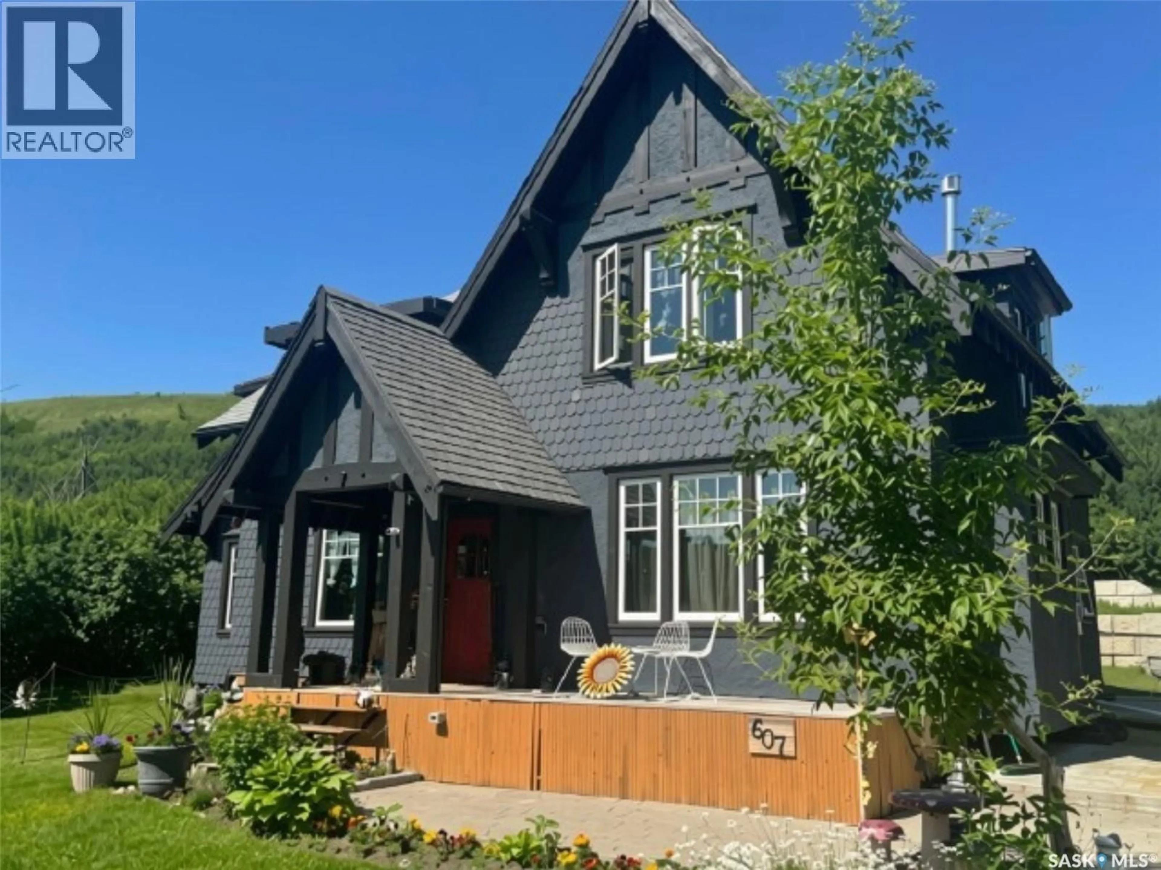 Home with vinyl exterior material, street for 607 BARNETT DRIVE, Fort San Saskatchewan S0G1S0