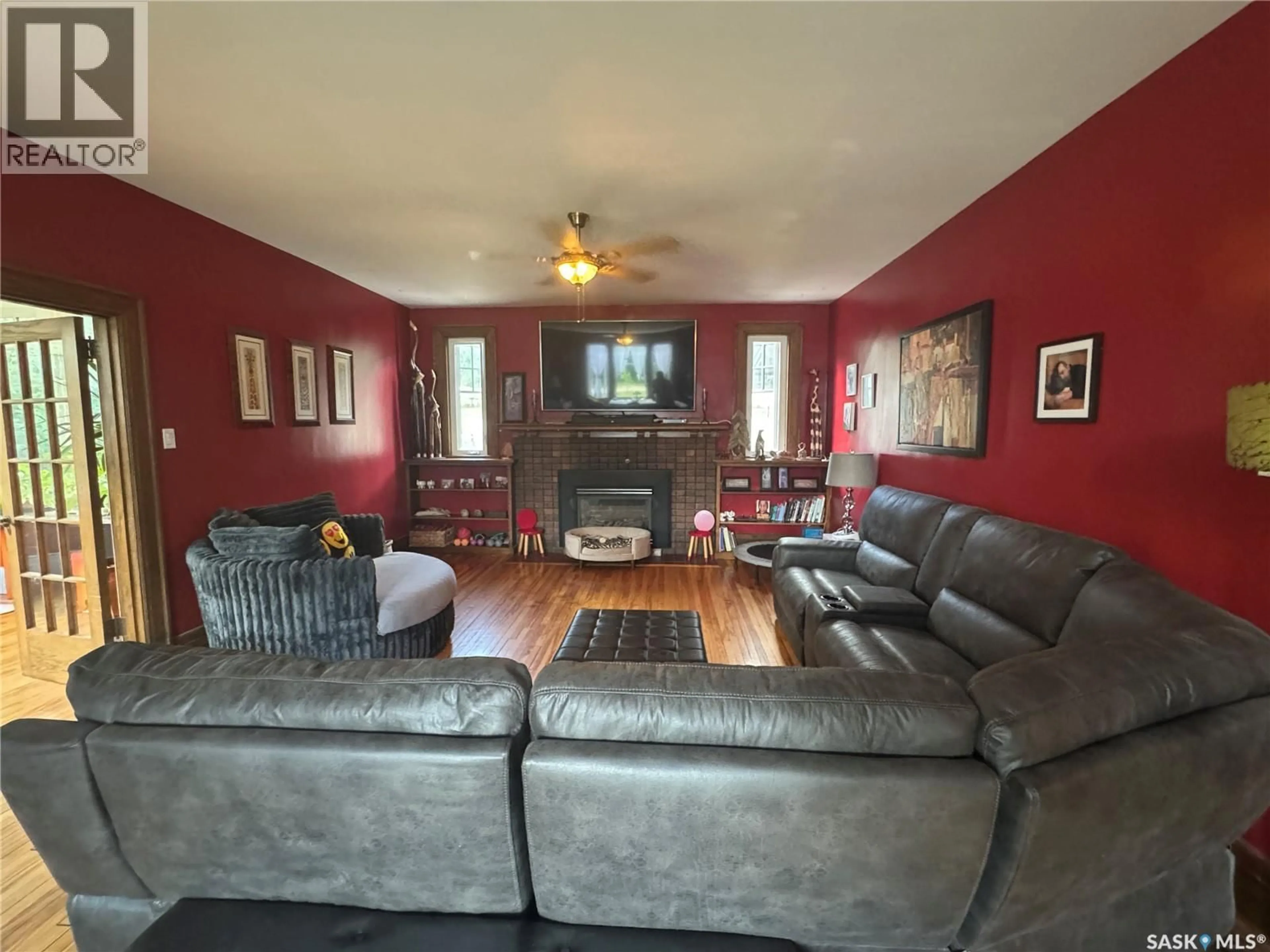 Living room with furniture, wood/laminate floor for 607 BARNETT DRIVE, Fort San Saskatchewan S0G1S0