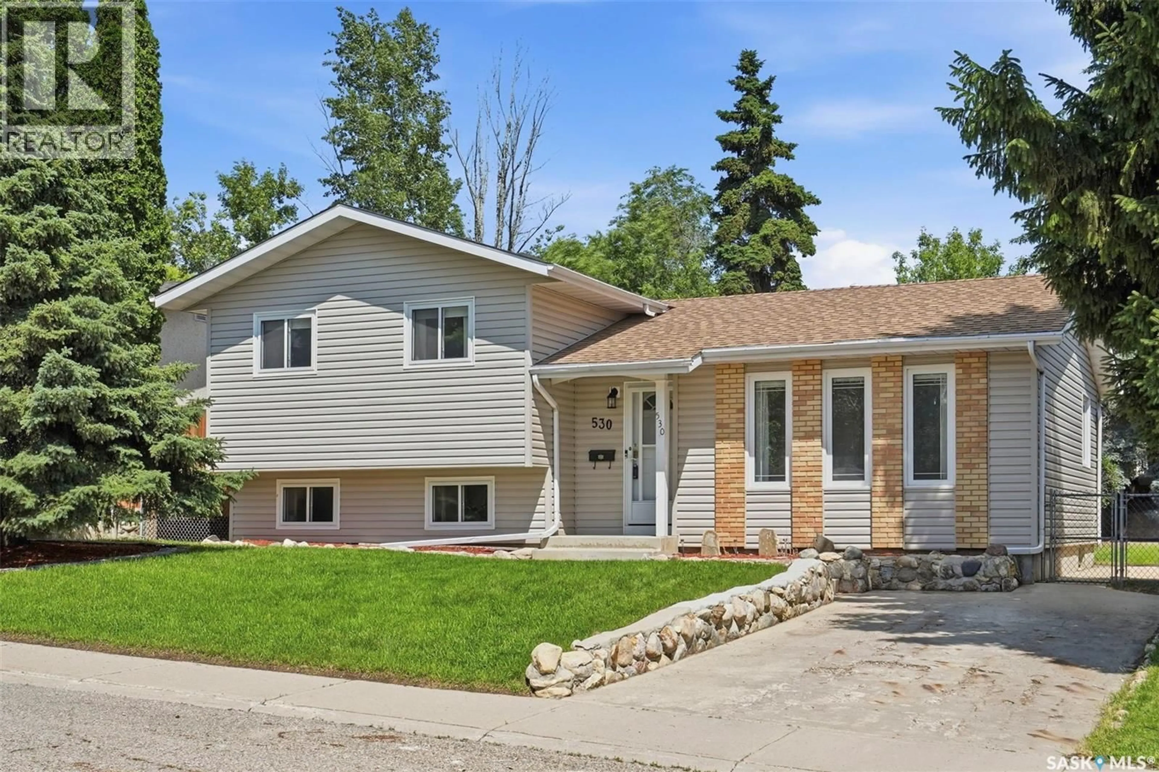 Home with vinyl exterior material, street for 530 WATHAMAN CRESCENT, Saskatoon Saskatchewan S7K4P9