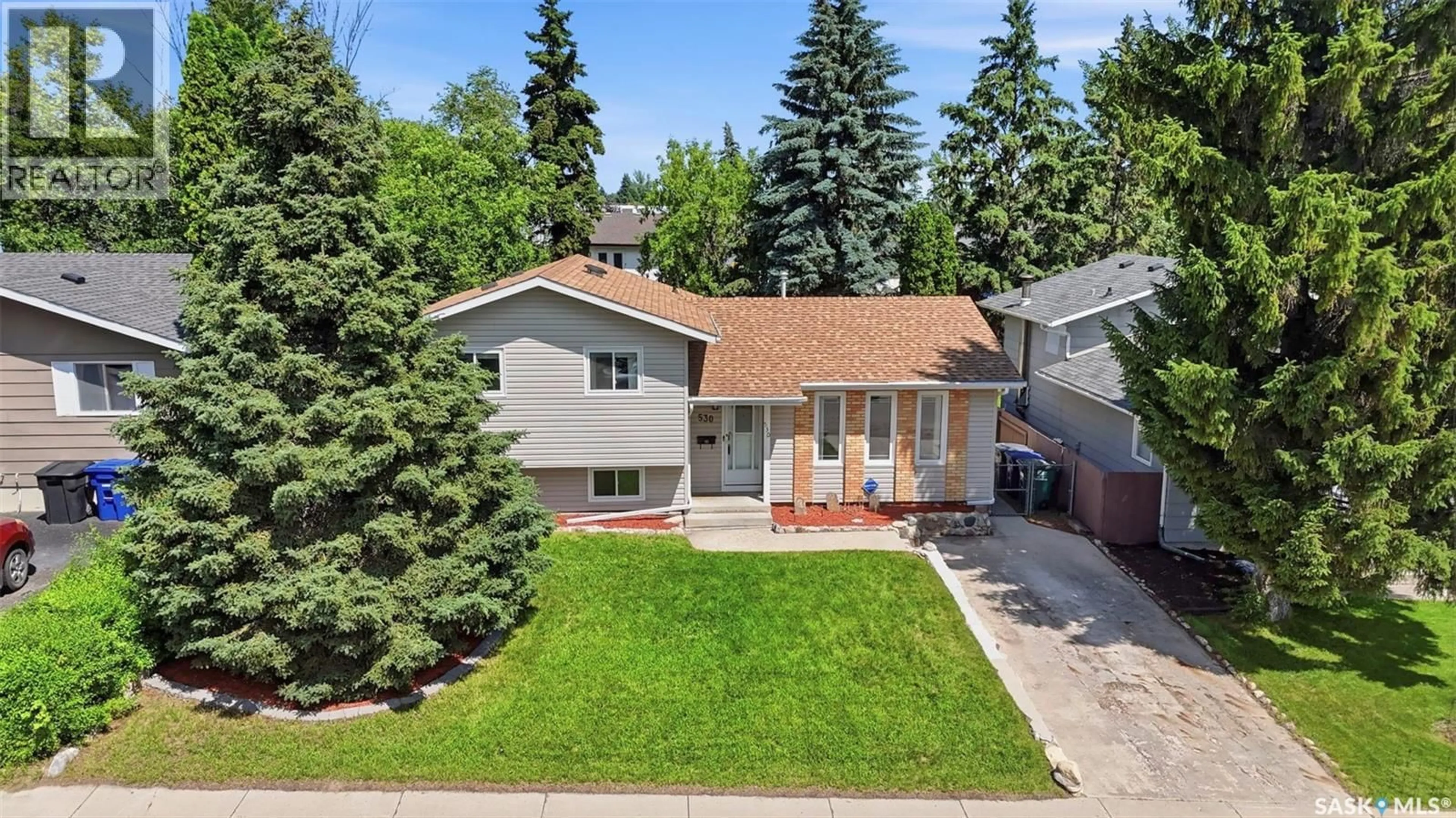 A pic from outside/outdoor area/front of a property/back of a property/a pic from drone, street for 530 WATHAMAN CRESCENT, Saskatoon Saskatchewan S7K4P9