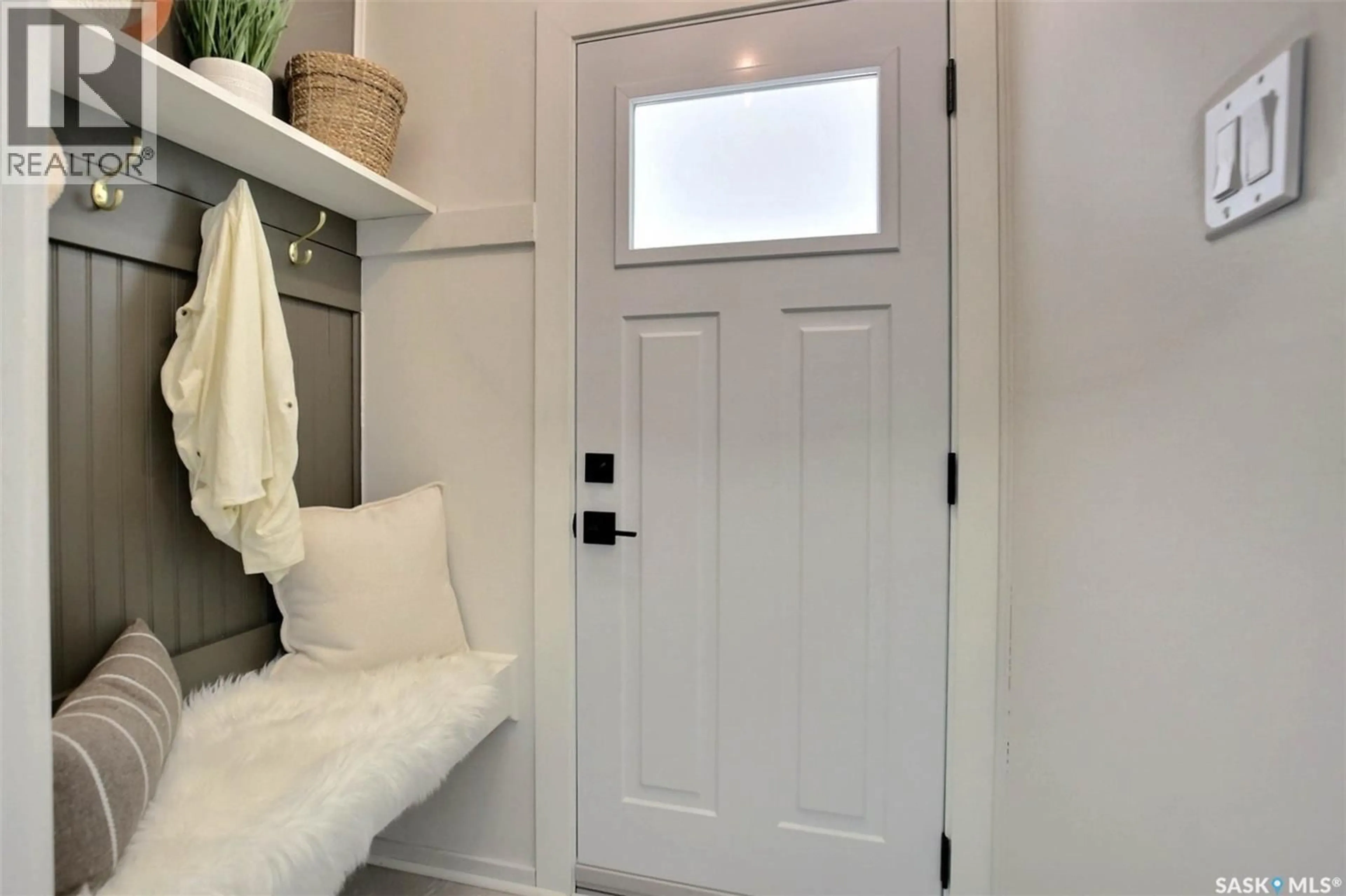 Indoor entryway for 2802 MCTAVISH STREET, Regina Saskatchewan S4S2C4