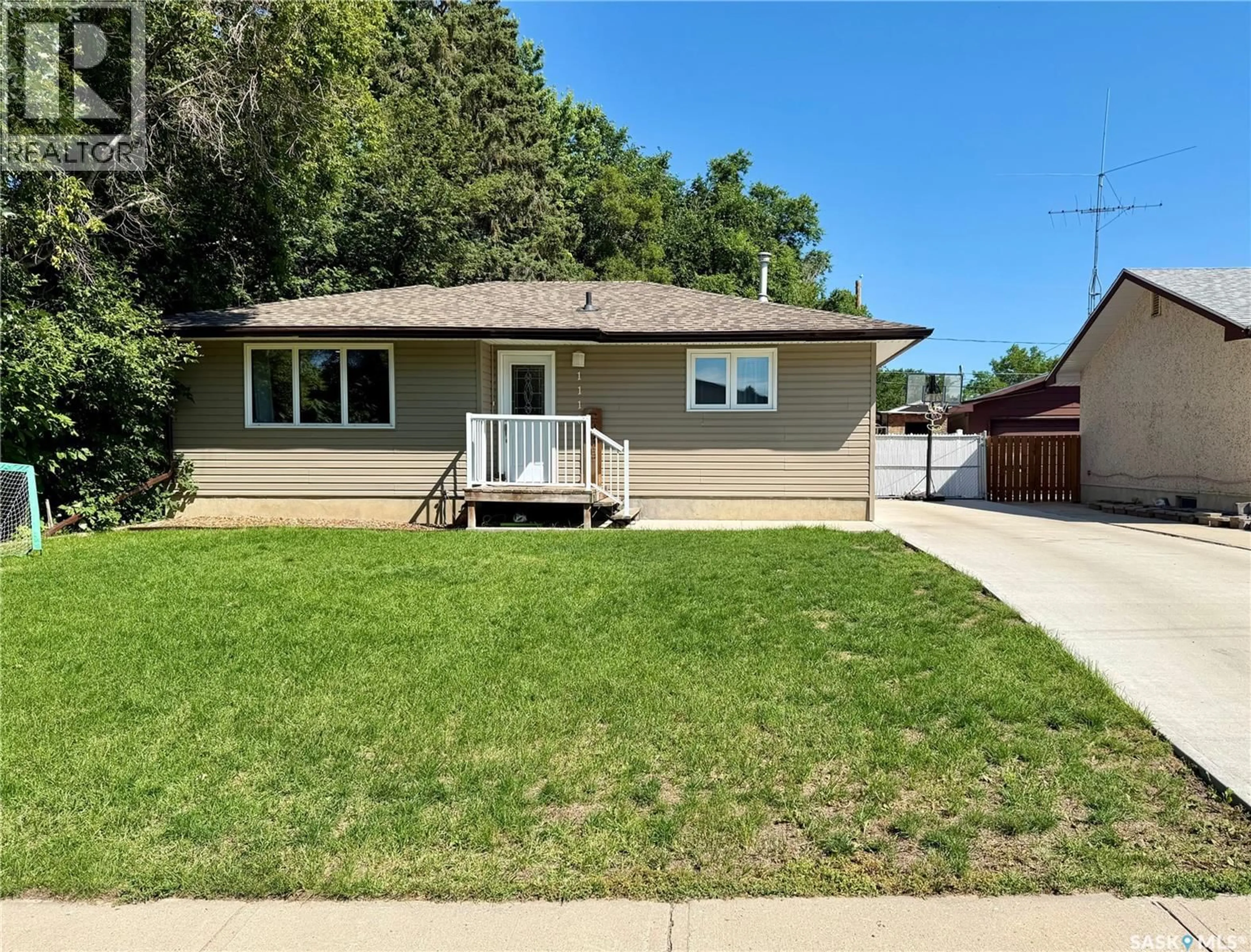 Home with vinyl exterior material, street for 1110 HASTINGS STREET, Moose Jaw Saskatchewan S6H5R9