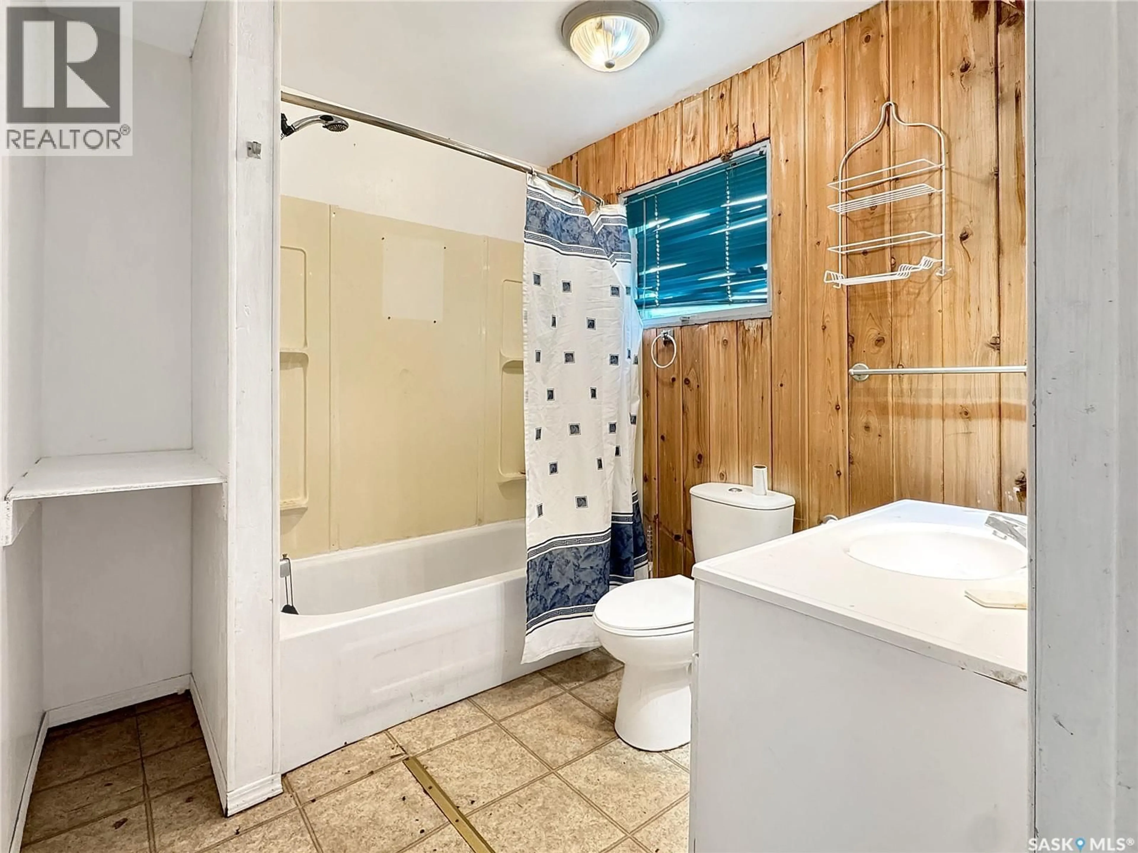 Standard bathroom, ceramic/tile floor for 312 2ND STREET, Wilkie Saskatchewan S0K4W0