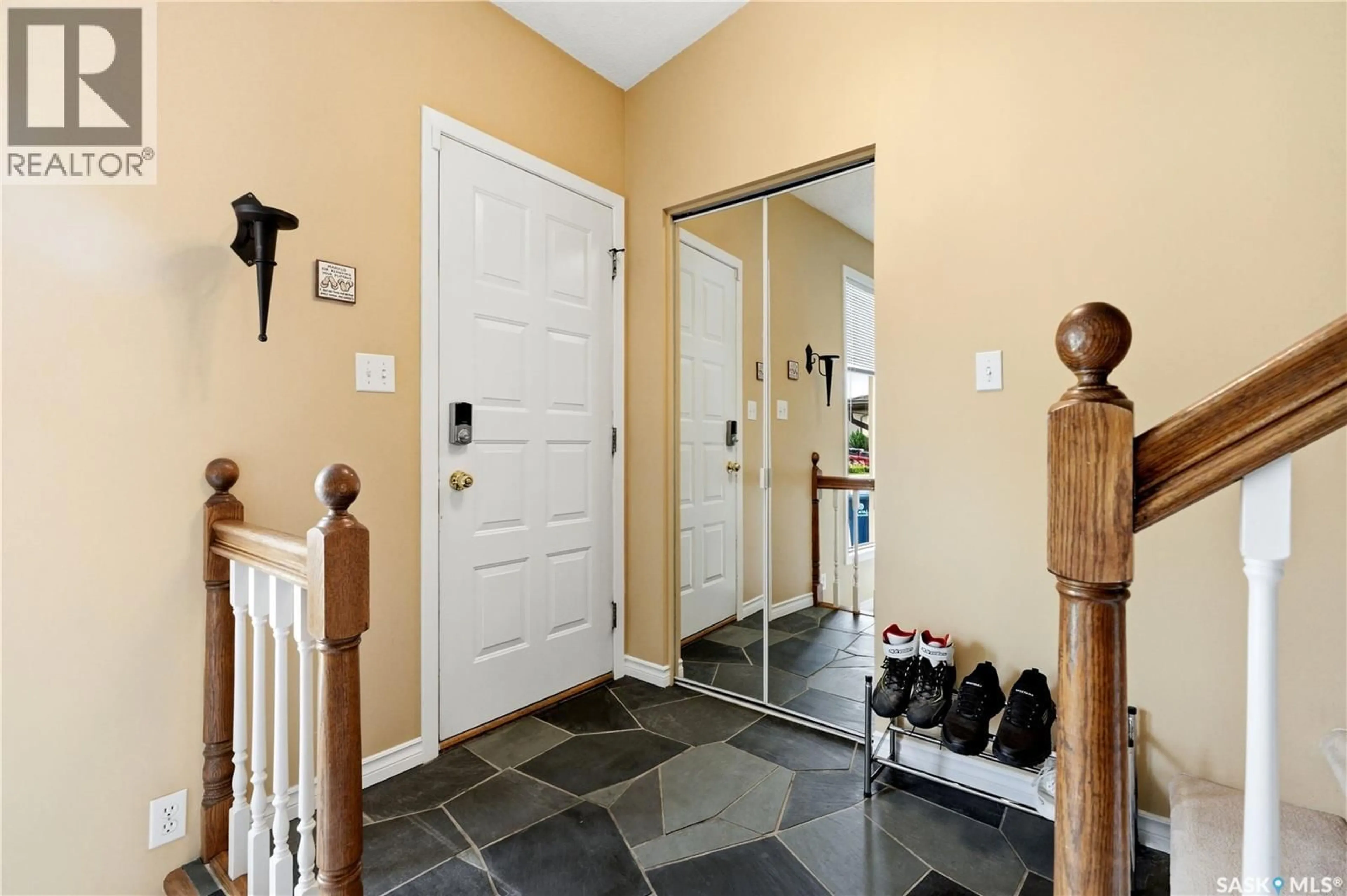 Indoor entryway for 714 DELARONDE CRESCENT, Saskatoon Saskatchewan S7J3Z8