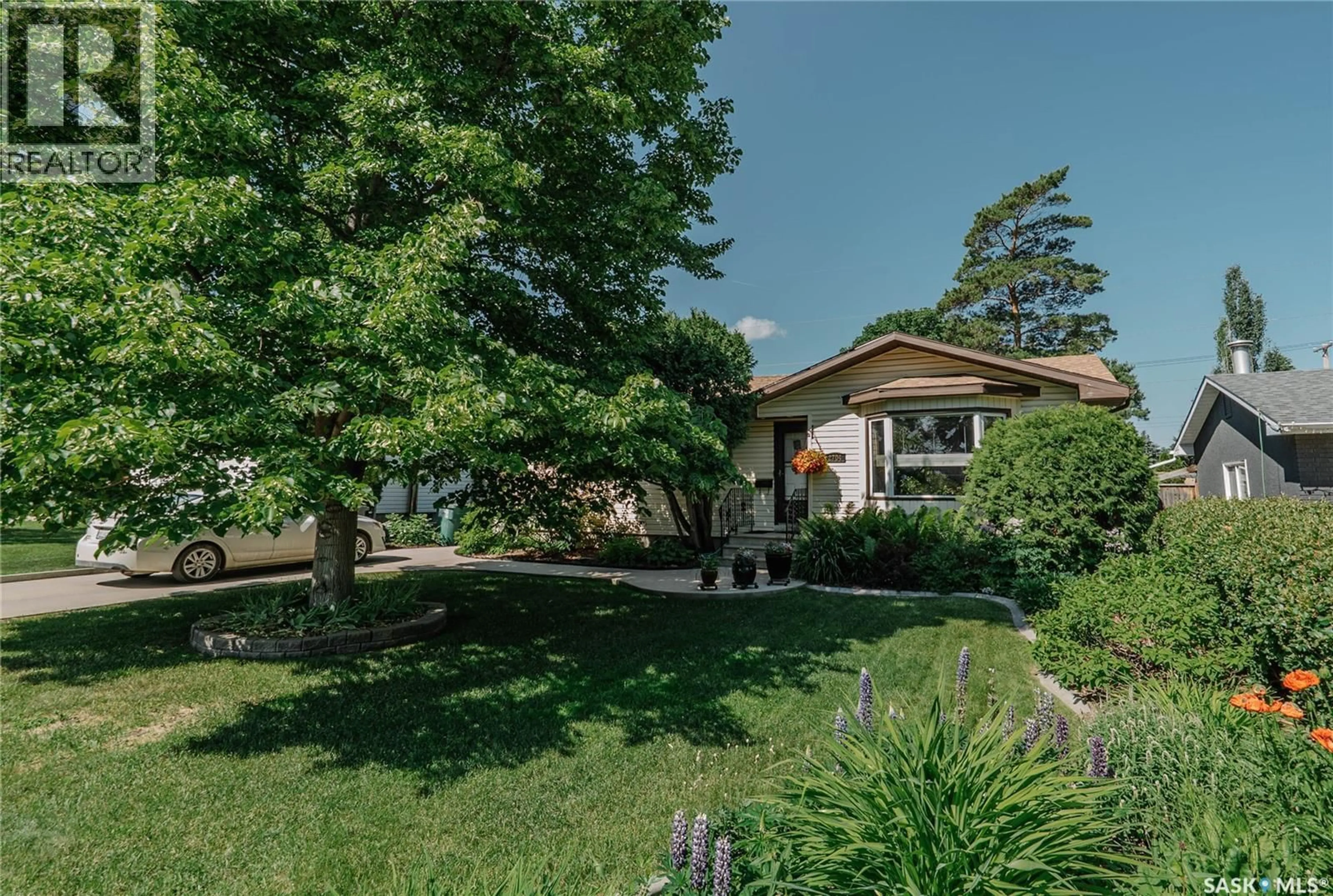 A pic from outside/outdoor area/front of a property/back of a property/a pic from drone, street for 2704 PRESTON AVENUE, Saskatoon Saskatchewan S7J2G6