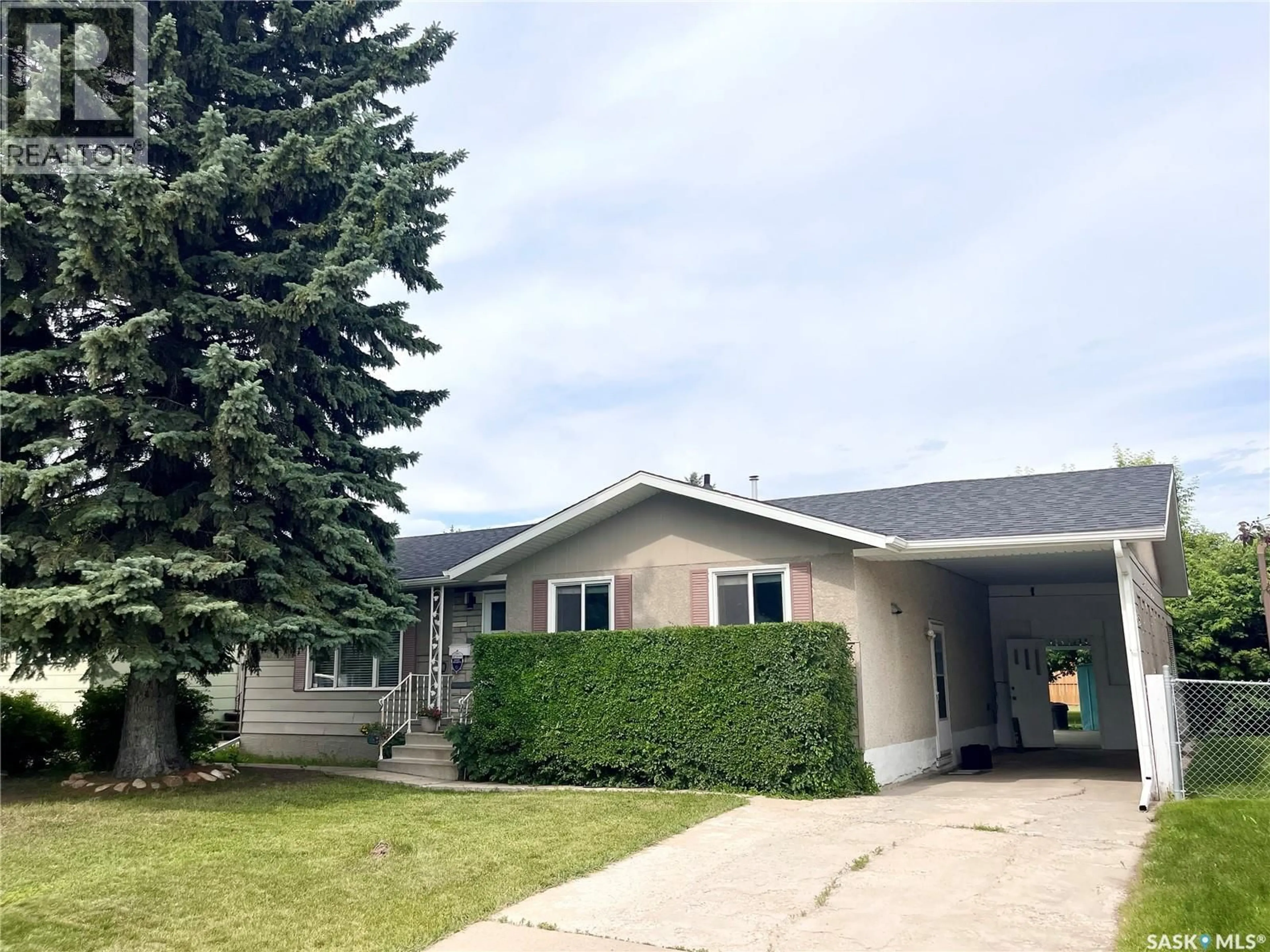 Home with vinyl exterior material, street for 10 MACKIE CRESCENT, Saskatoon Saskatchewan S7L3V3