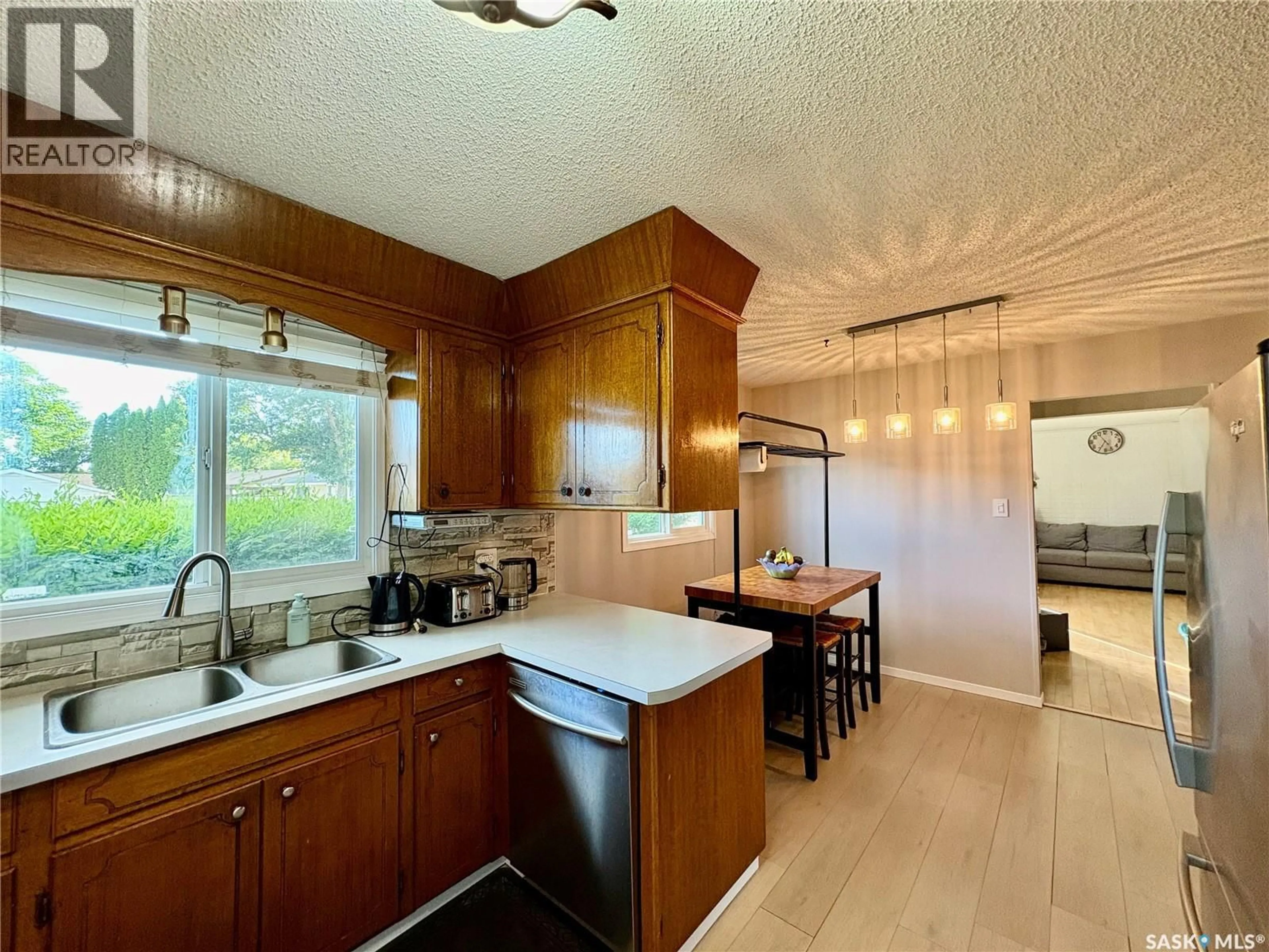 Open concept kitchen, unknown for 10 MACKIE CRESCENT, Saskatoon Saskatchewan S7L3V3
