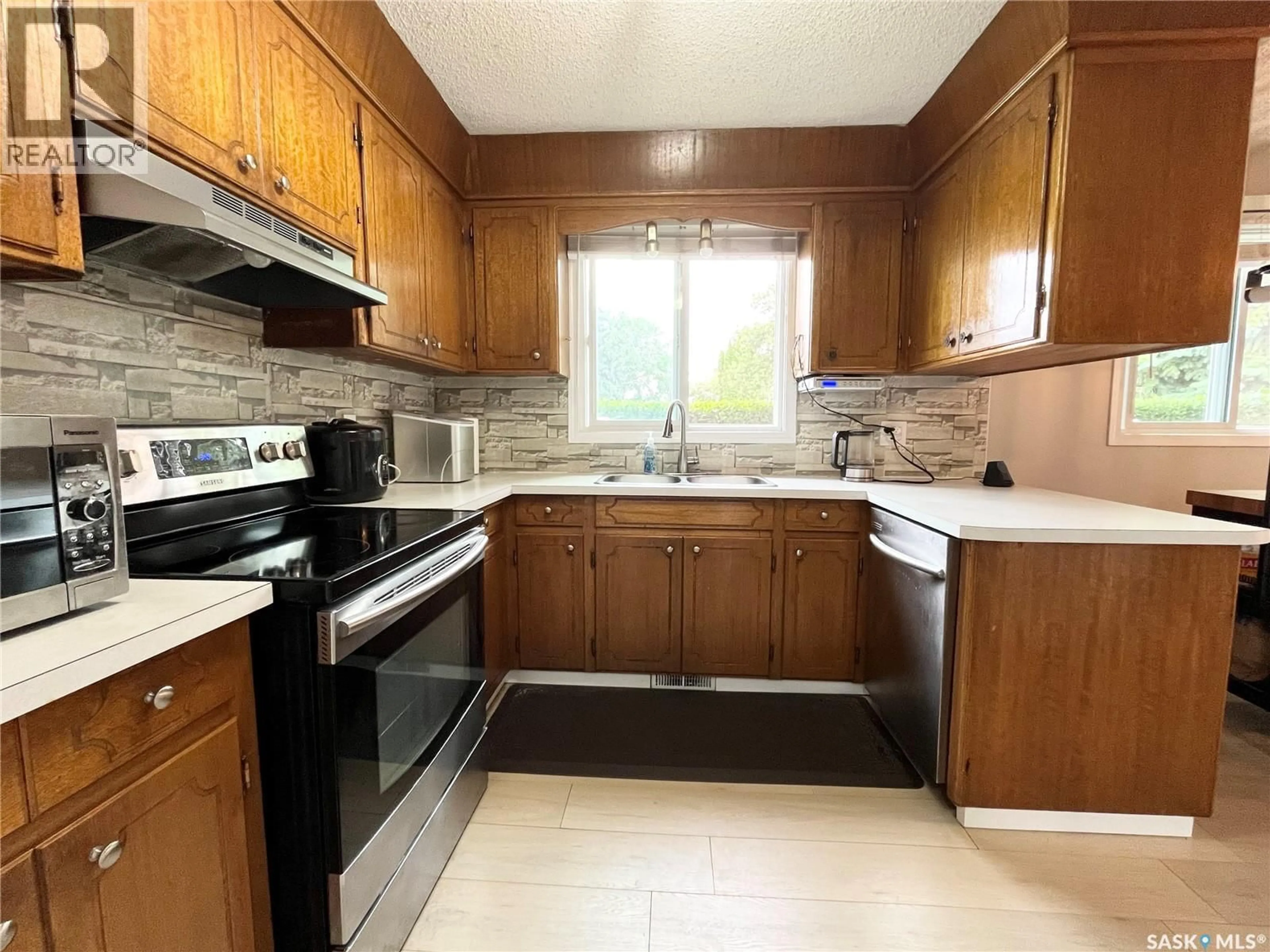 Standard kitchen, unknown for 10 MACKIE CRESCENT, Saskatoon Saskatchewan S7L3V3