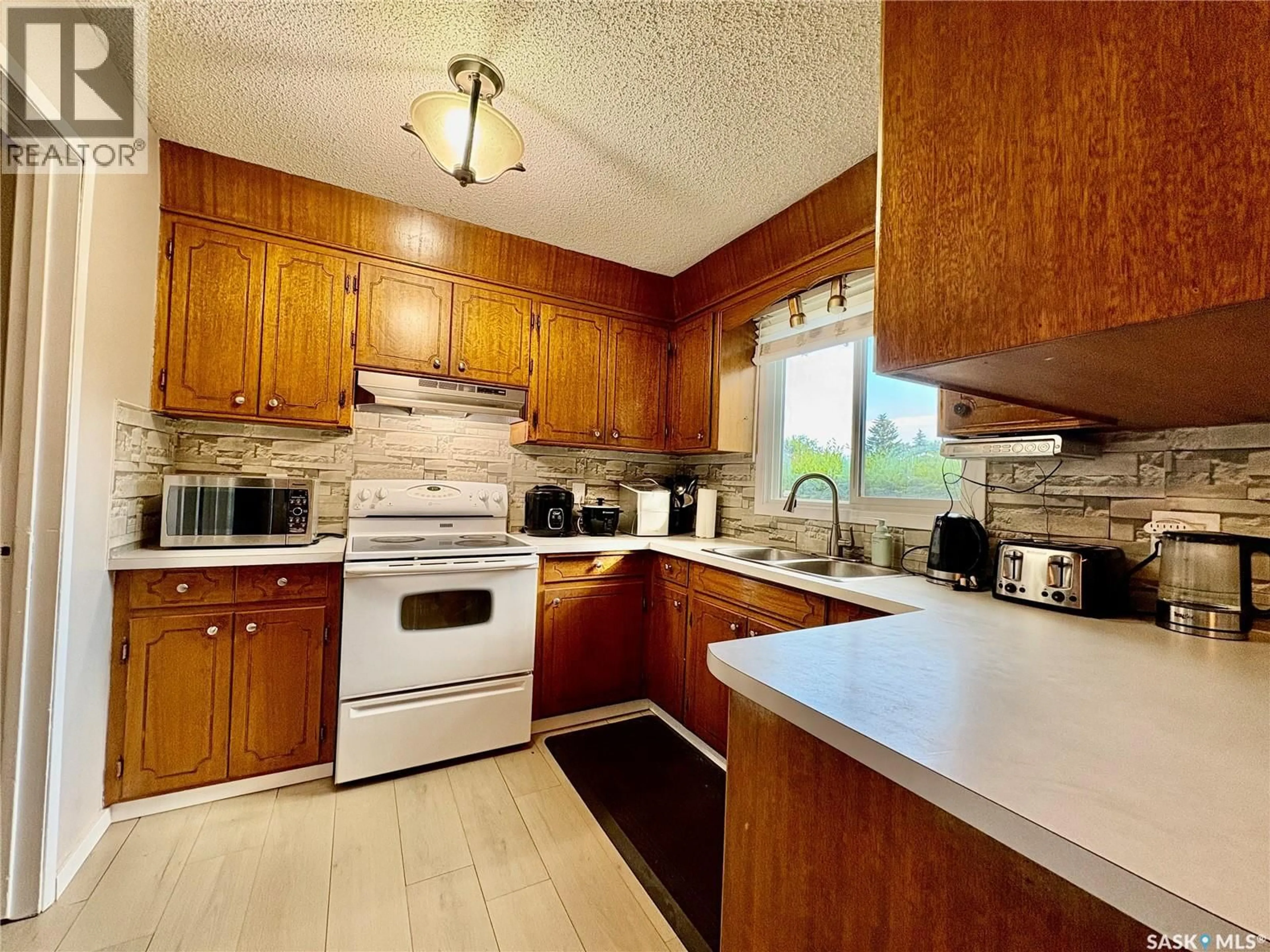 Standard kitchen, unknown for 10 MACKIE CRESCENT, Saskatoon Saskatchewan S7L3V3