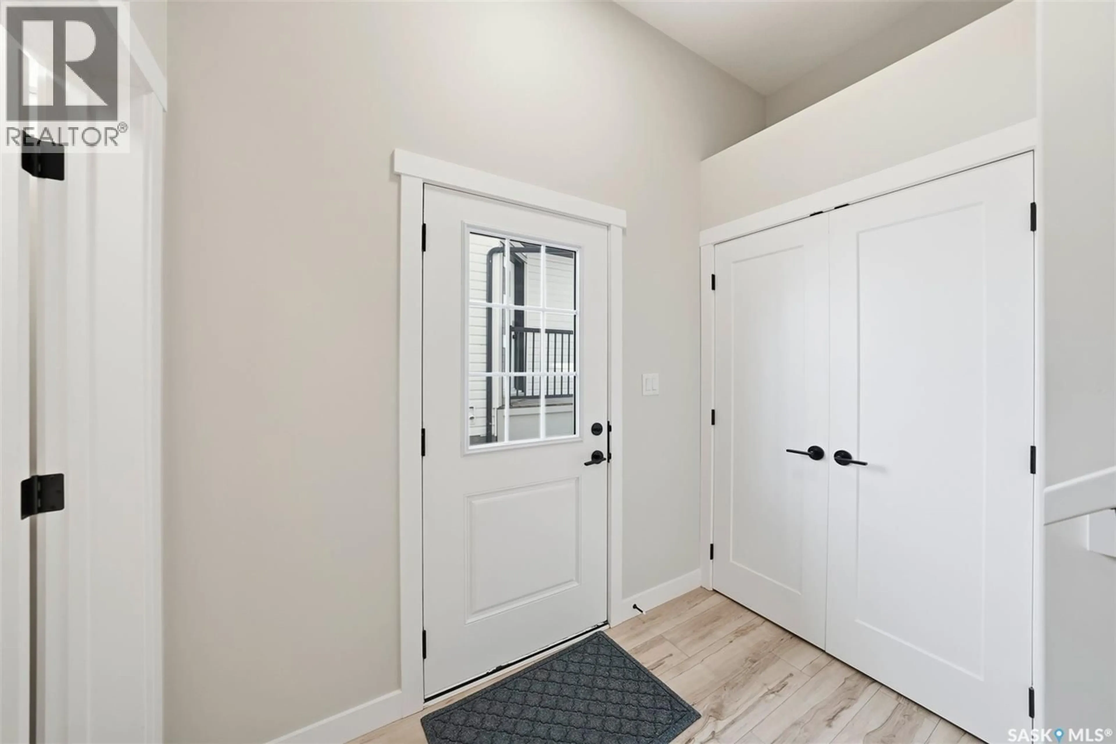 Indoor entryway for 210 SCHMEISER BEND, Saskatoon Saskatchewan S7V1P7