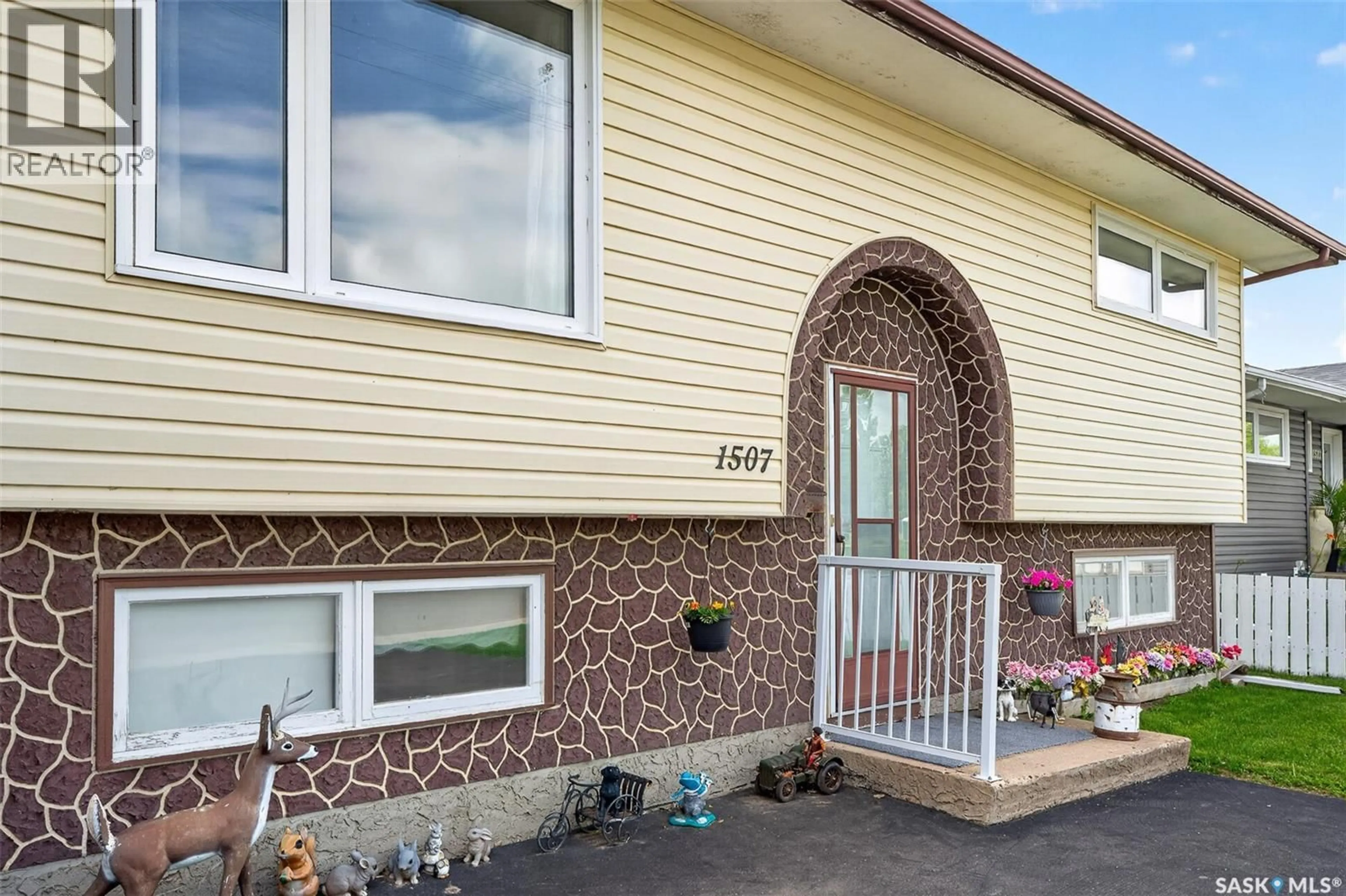 Home with vinyl exterior material, street for 1507 CARIBOU STREET W, Moose Jaw Saskatchewan S6H7N5