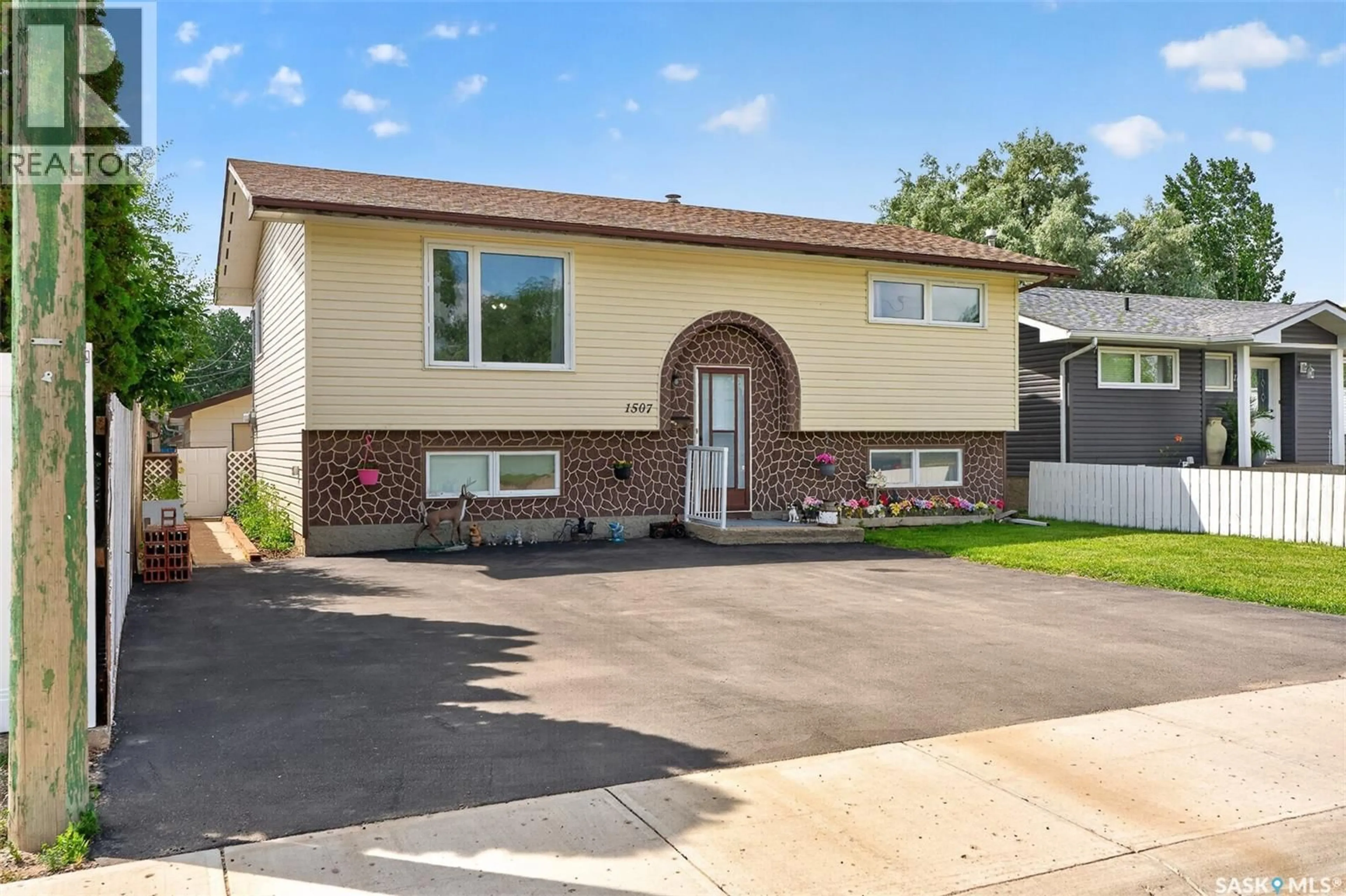 Home with vinyl exterior material, street for 1507 CARIBOU STREET W, Moose Jaw Saskatchewan S6H7N5