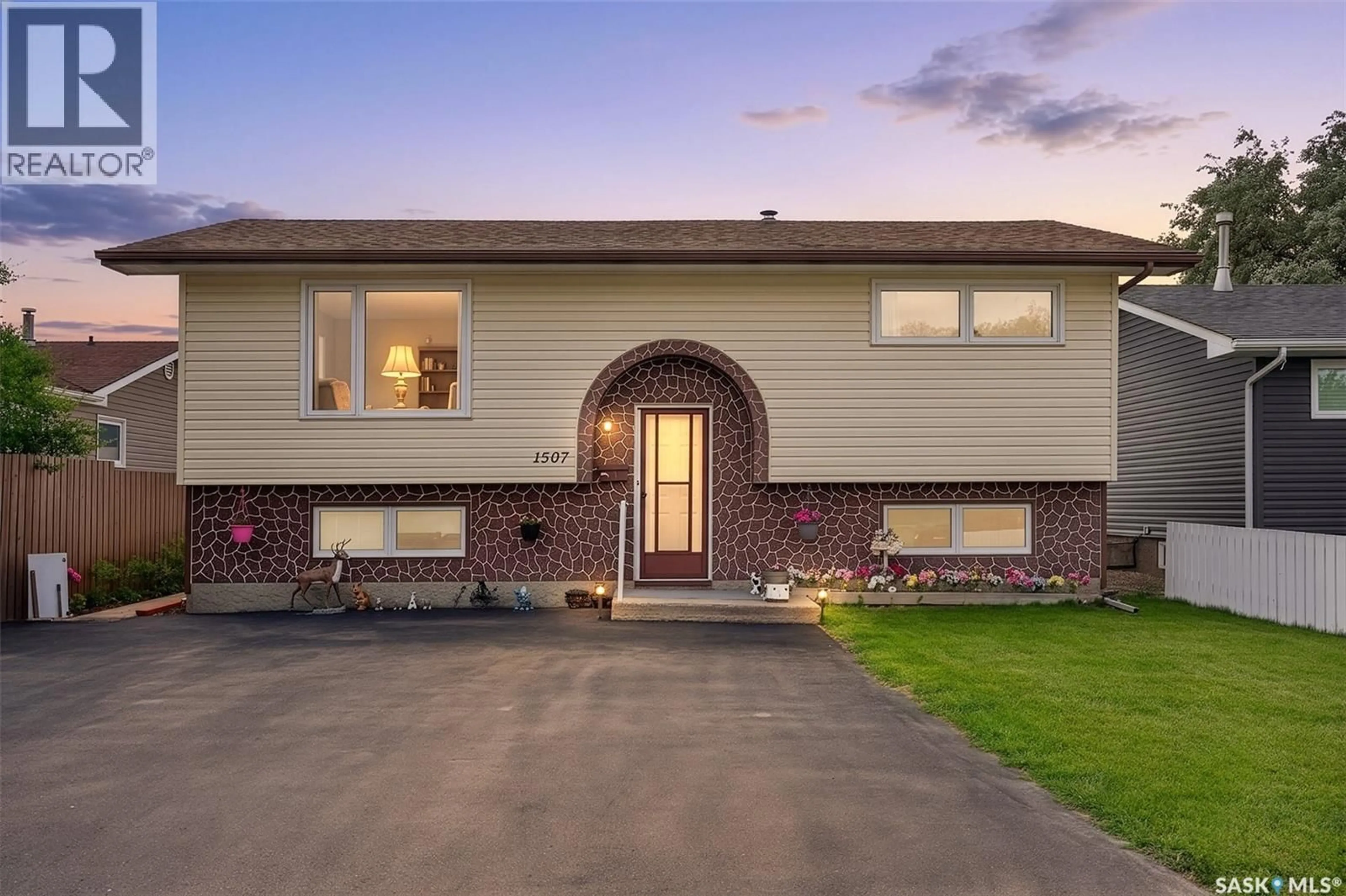 Home with vinyl exterior material, street for 1507 CARIBOU STREET W, Moose Jaw Saskatchewan S6H7N5