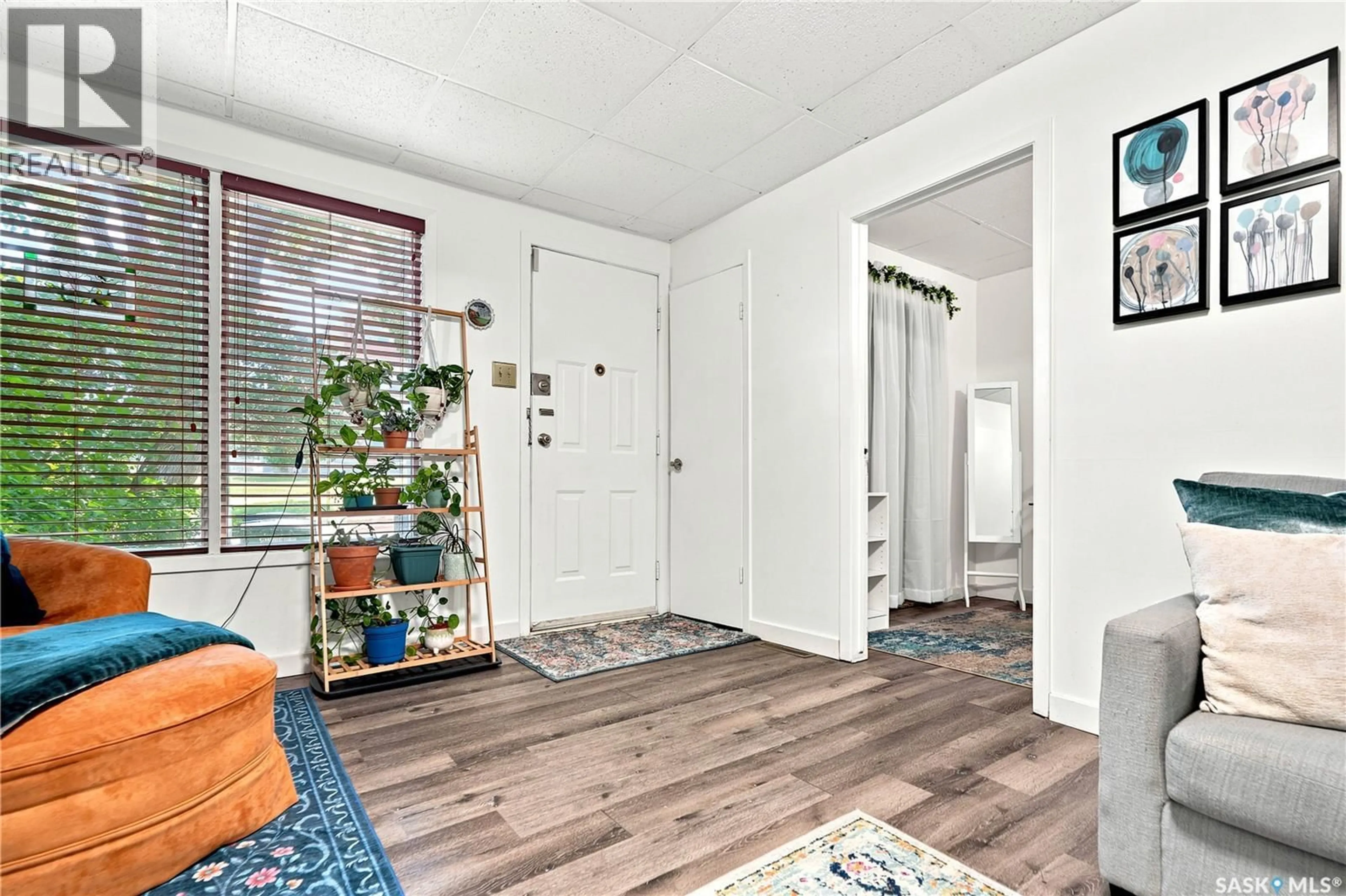 Indoor entryway for 427 K AVENUE, Saskatoon Saskatchewan S7L2M5