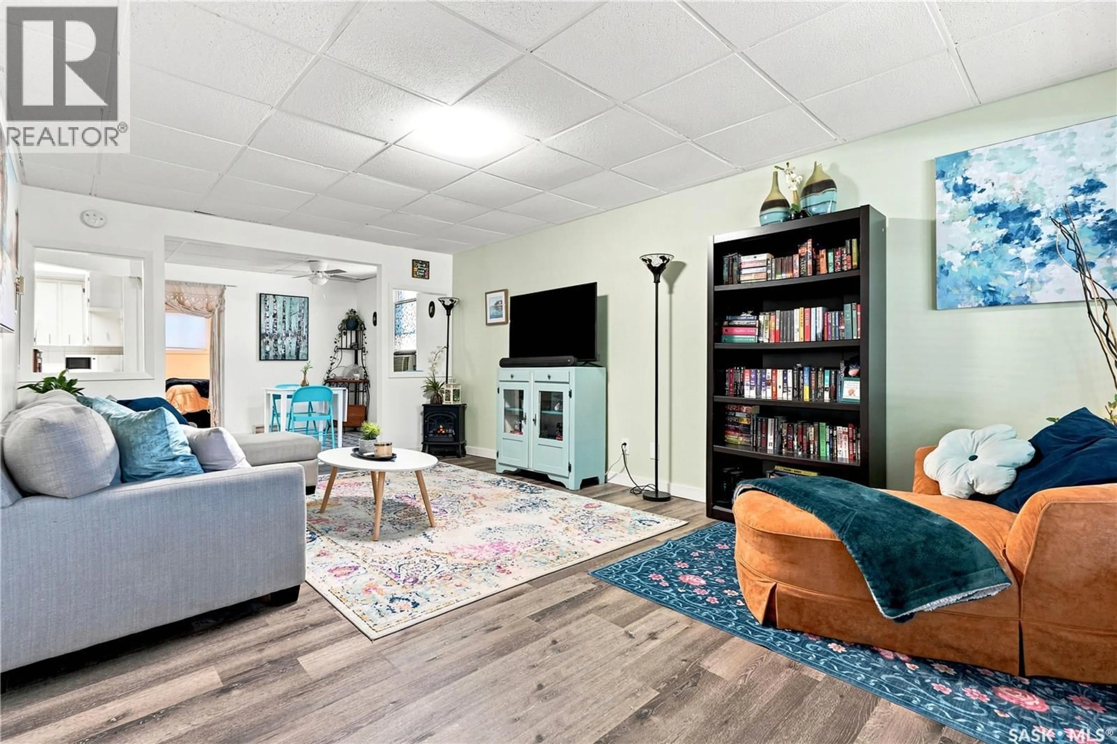 Living room with furniture, unknown for 427 K AVENUE, Saskatoon Saskatchewan S7L2M5