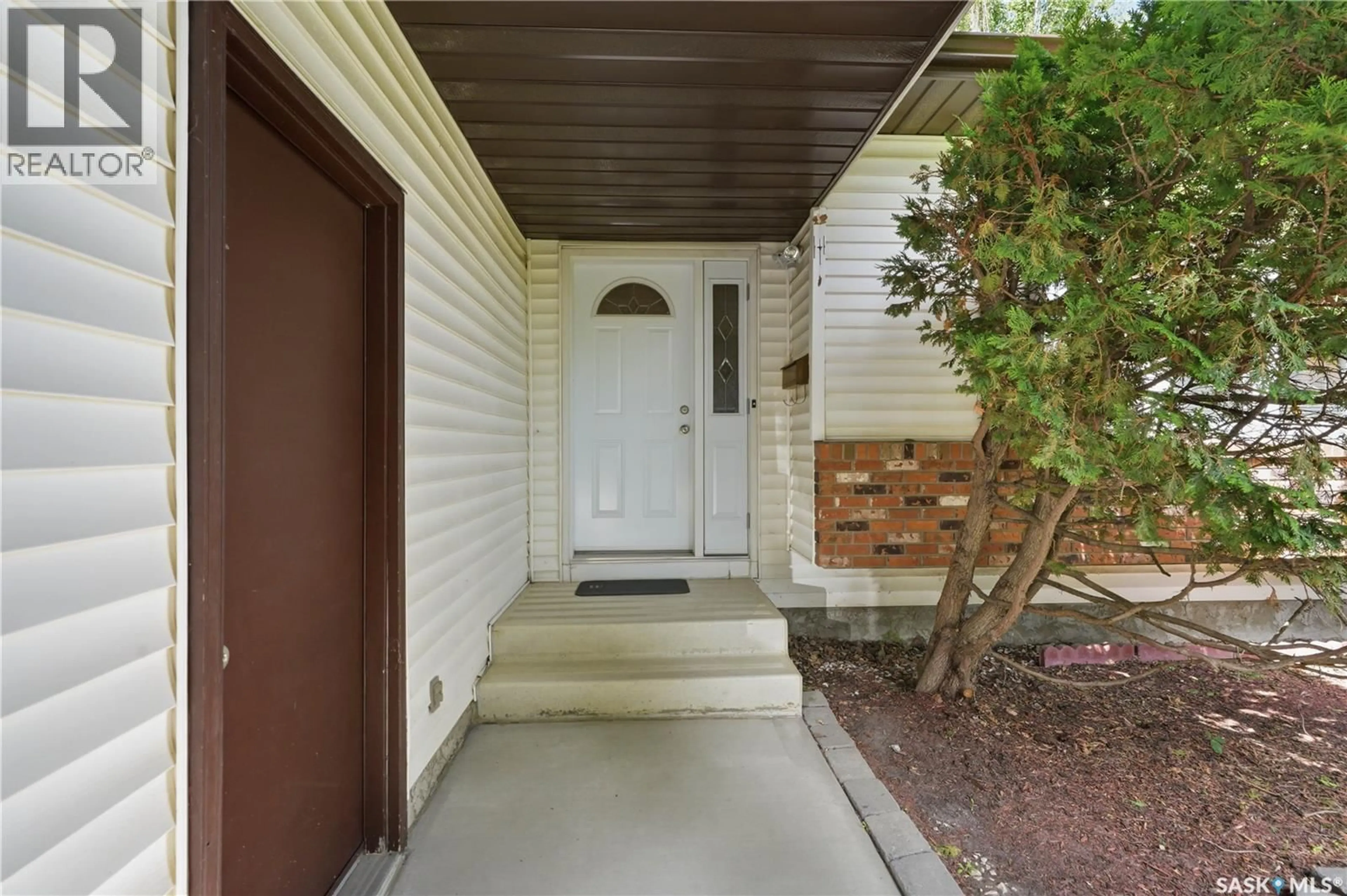 Indoor entryway for 818 SPENCER LANE, Saskatoon Saskatchewan S7K7T5