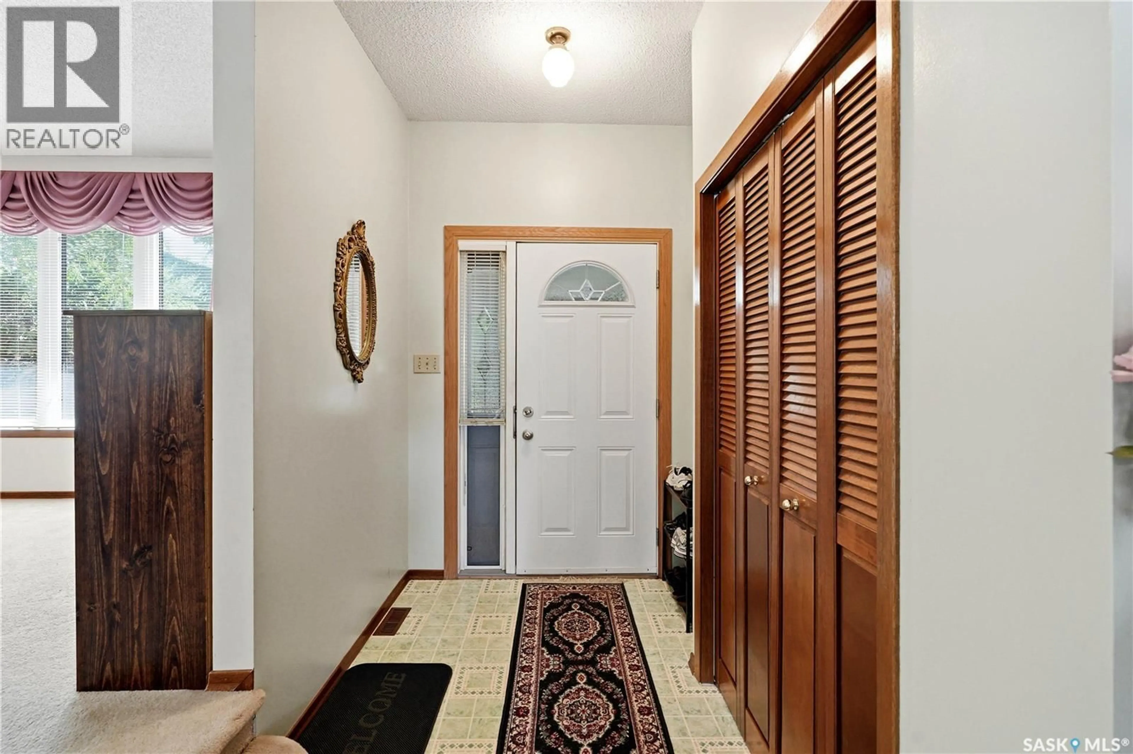 Indoor foyer for 818 SPENCER LANE, Saskatoon Saskatchewan S7K7T5