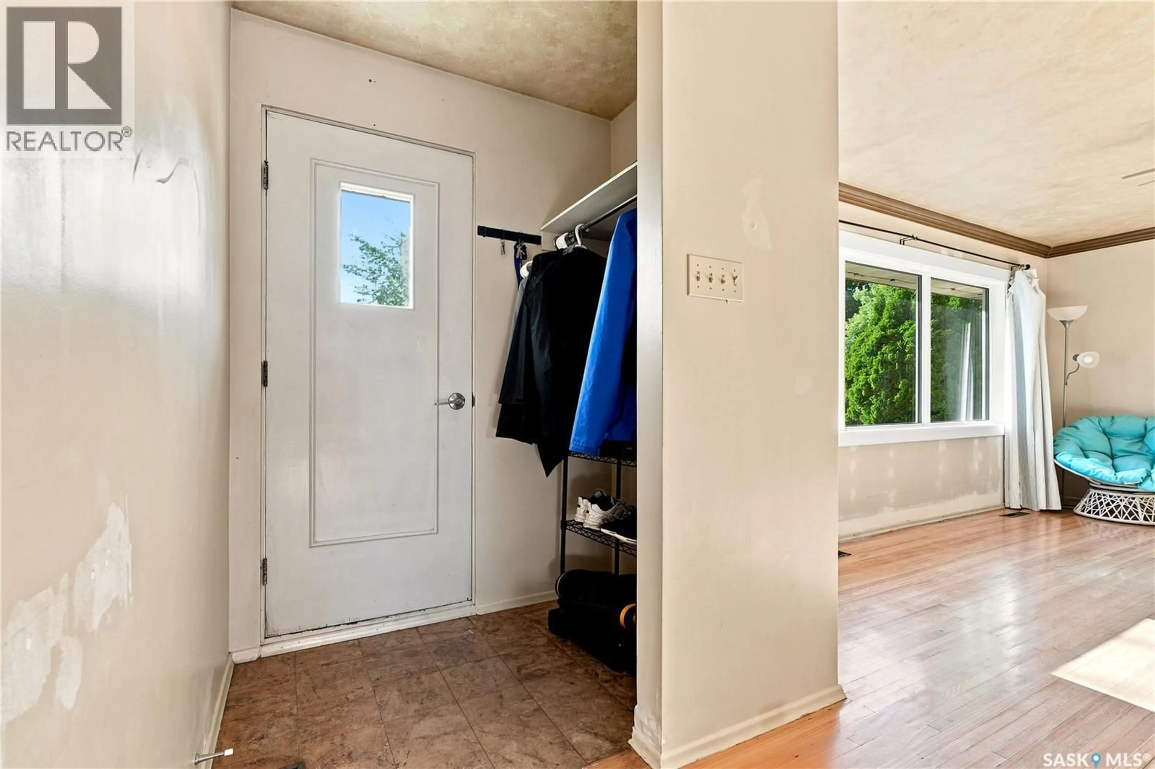 Indoor entryway for 2301 CAIRNS AVENUE, Saskatoon Saskatchewan S7J1T9