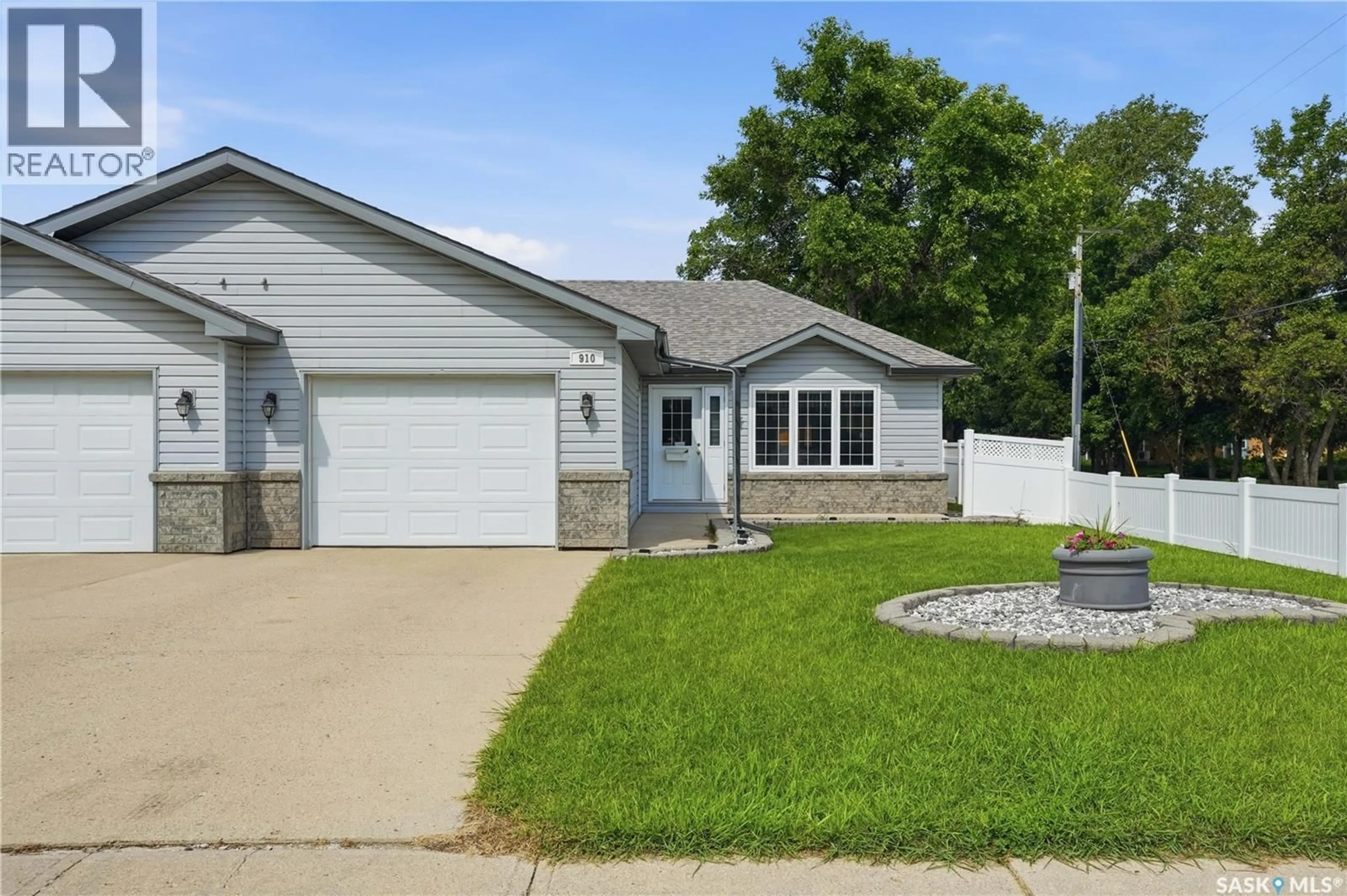 Home with vinyl exterior material, street for 910 1ST STREET, Assiniboia Saskatchewan S0H0B0