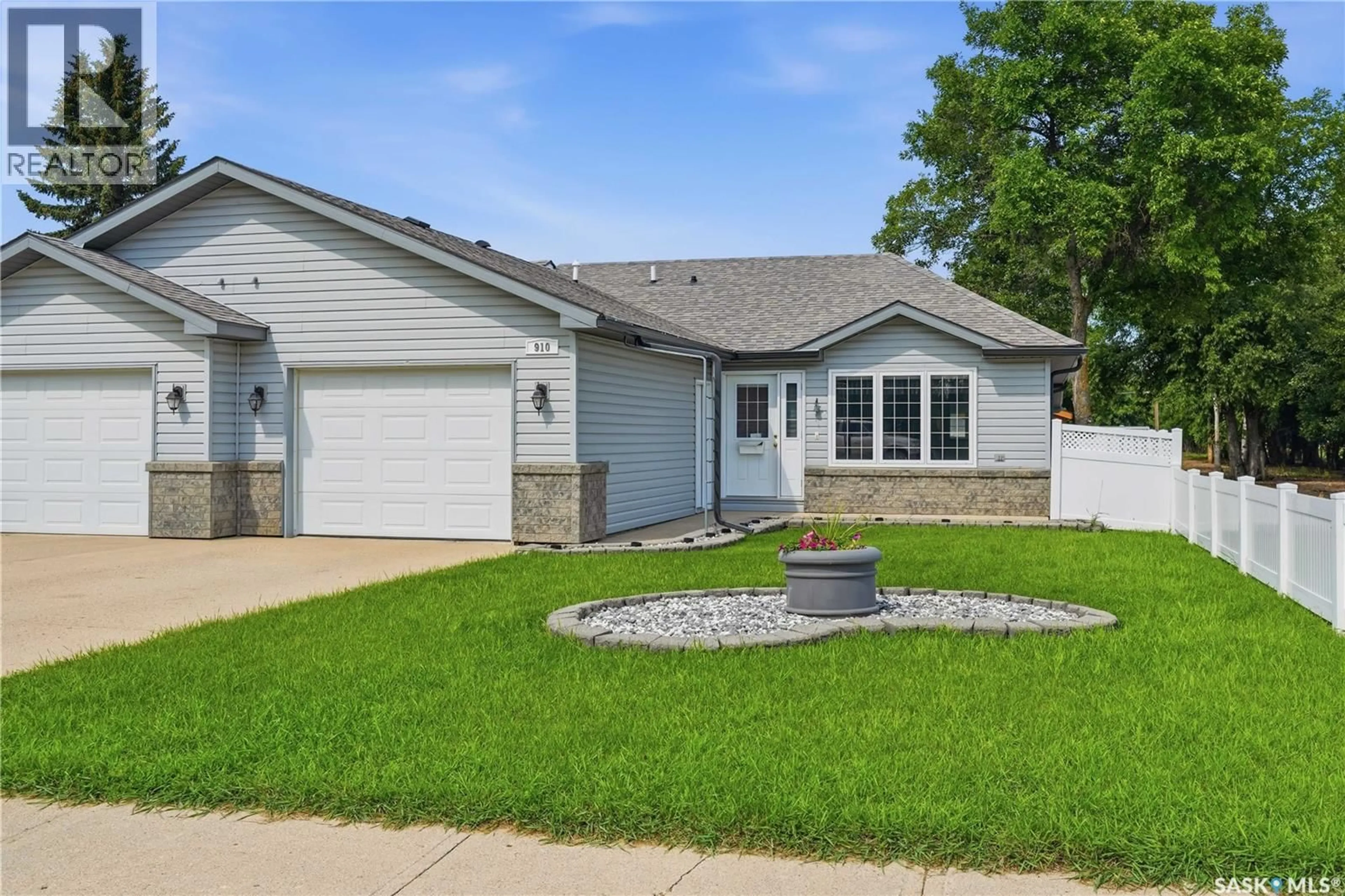 Home with vinyl exterior material, street for 910 1ST STREET, Assiniboia Saskatchewan S0H0B0