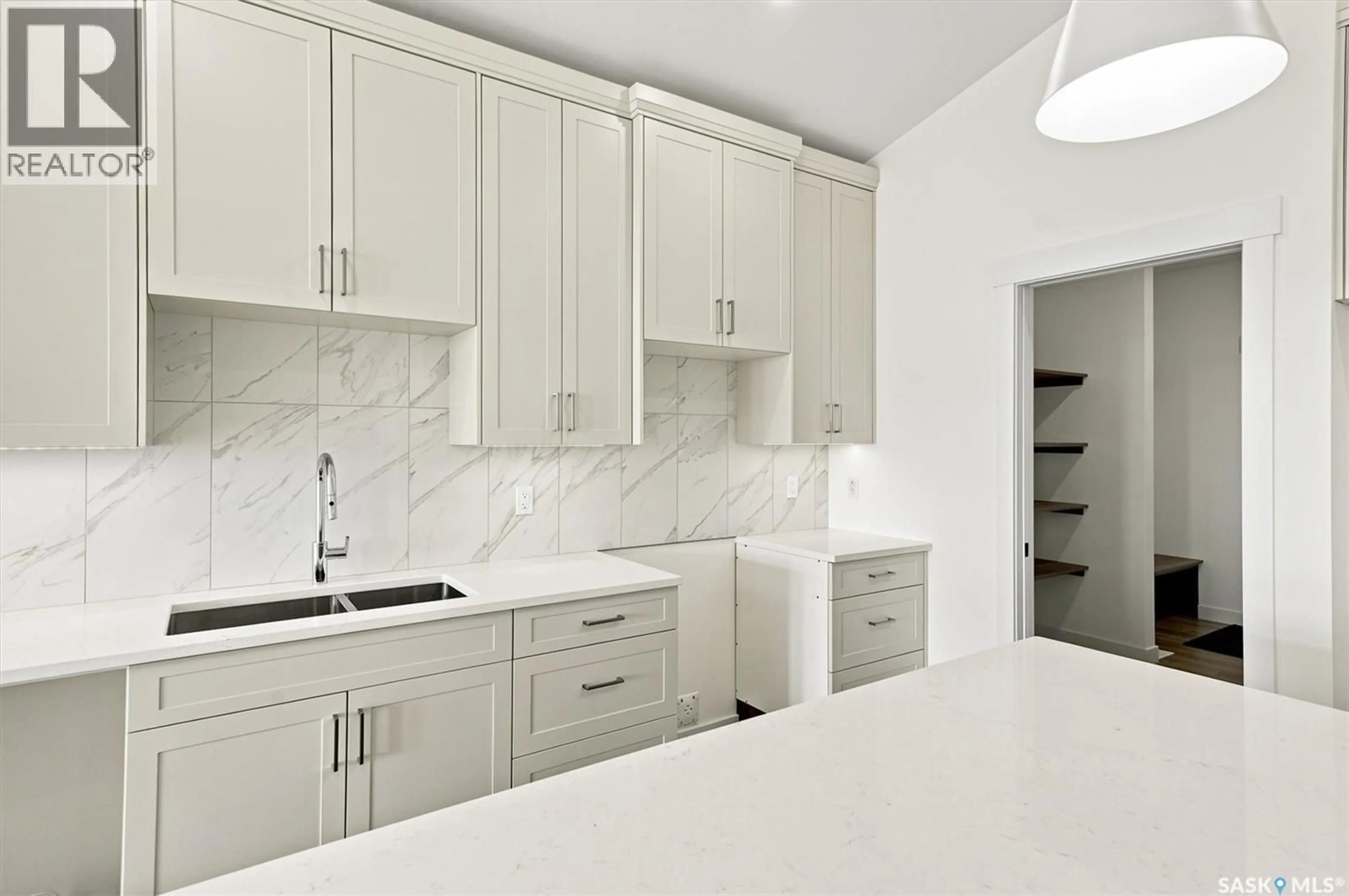 Contemporary kitchen, ceramic/tile floor for 242 DORAN WAY, Saskatoon Saskatchewan S7H4N2