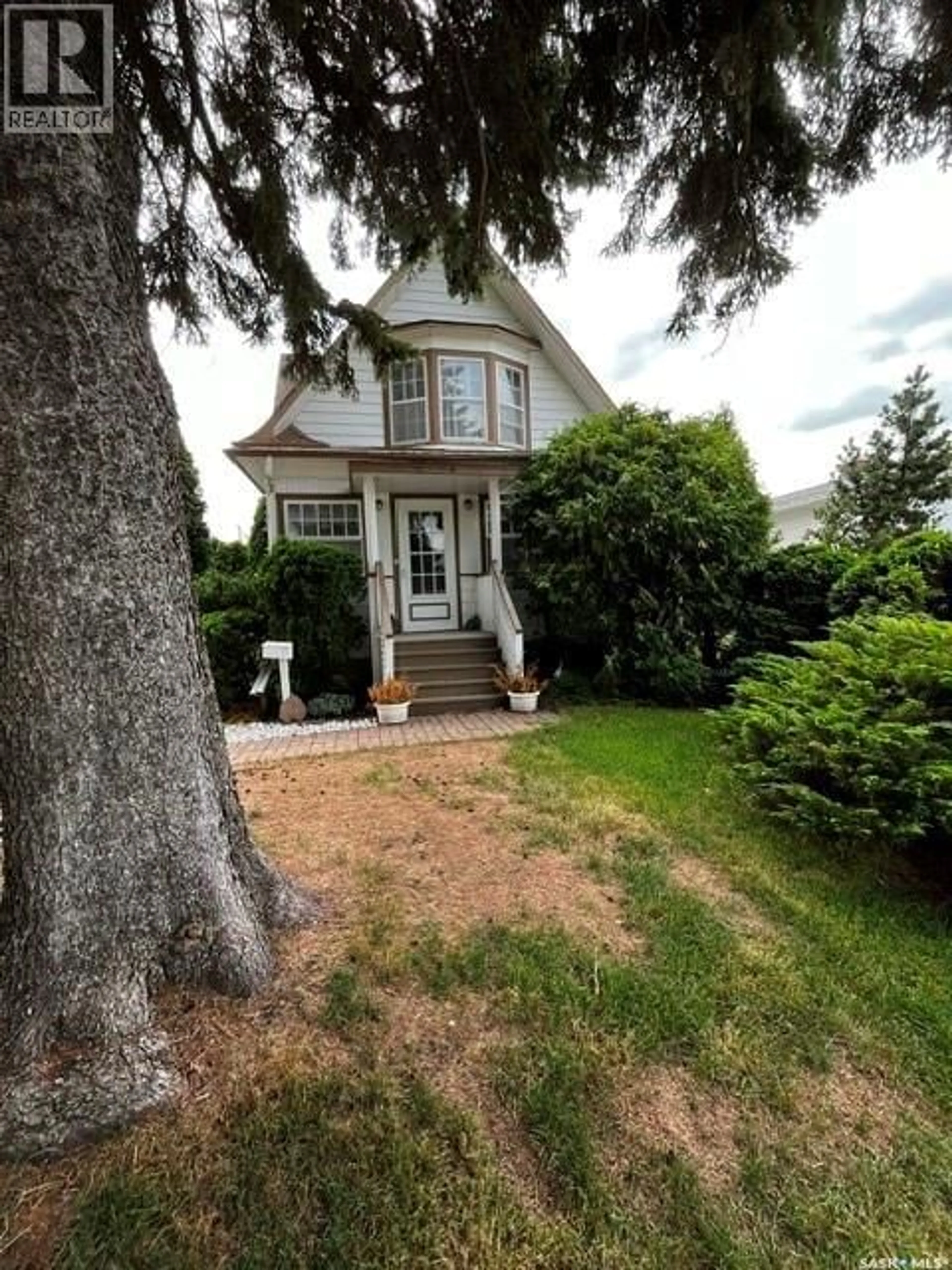 Home with vinyl exterior material, street for 505 MACLEOD AVENUE, Melfort Saskatchewan S0E1A0