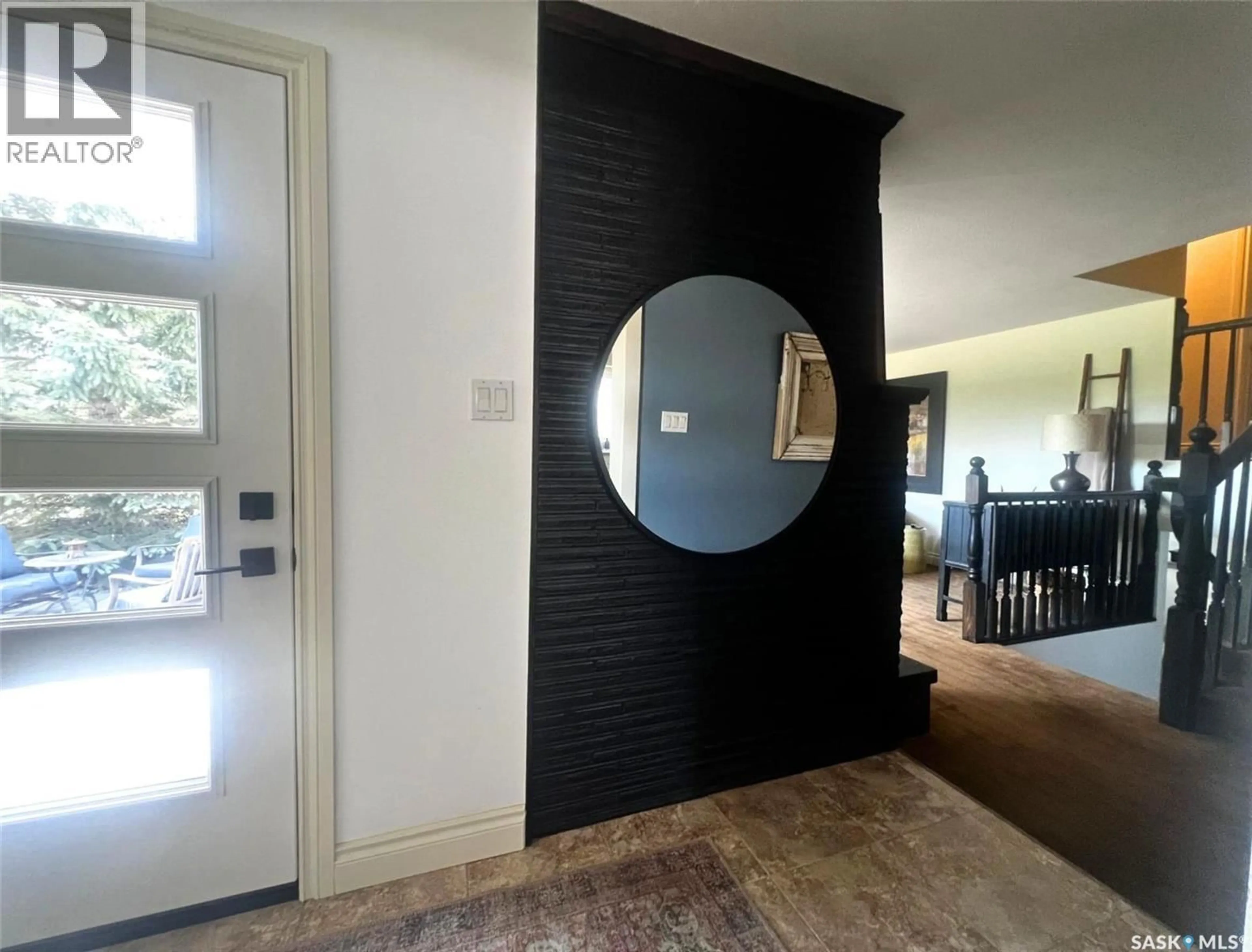 Indoor foyer for E - 1183 GEORGE STREET, Swift Current Saskatchewan S9H1Z5