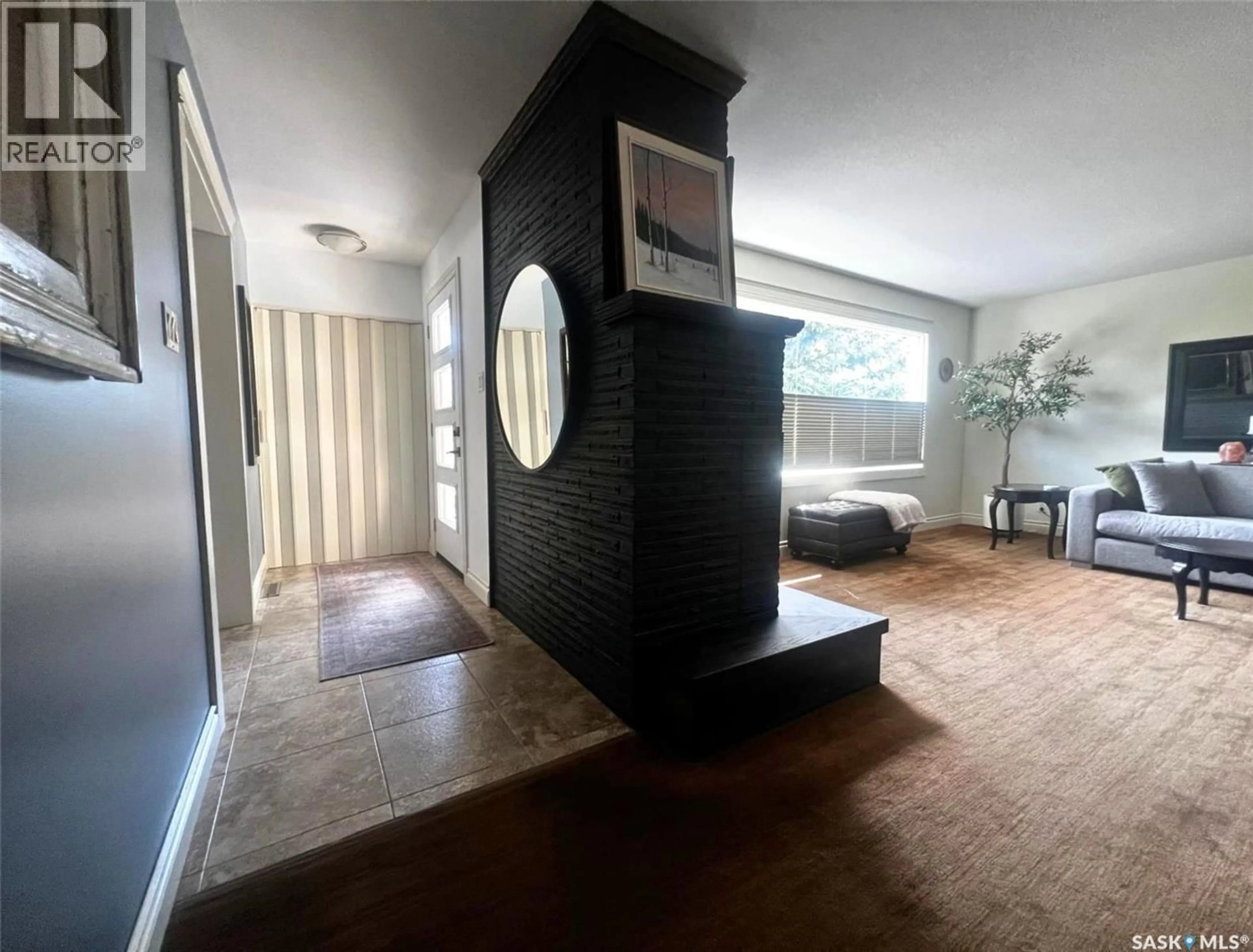 Indoor foyer for E - 1183 GEORGE STREET, Swift Current Saskatchewan S9H1Z5