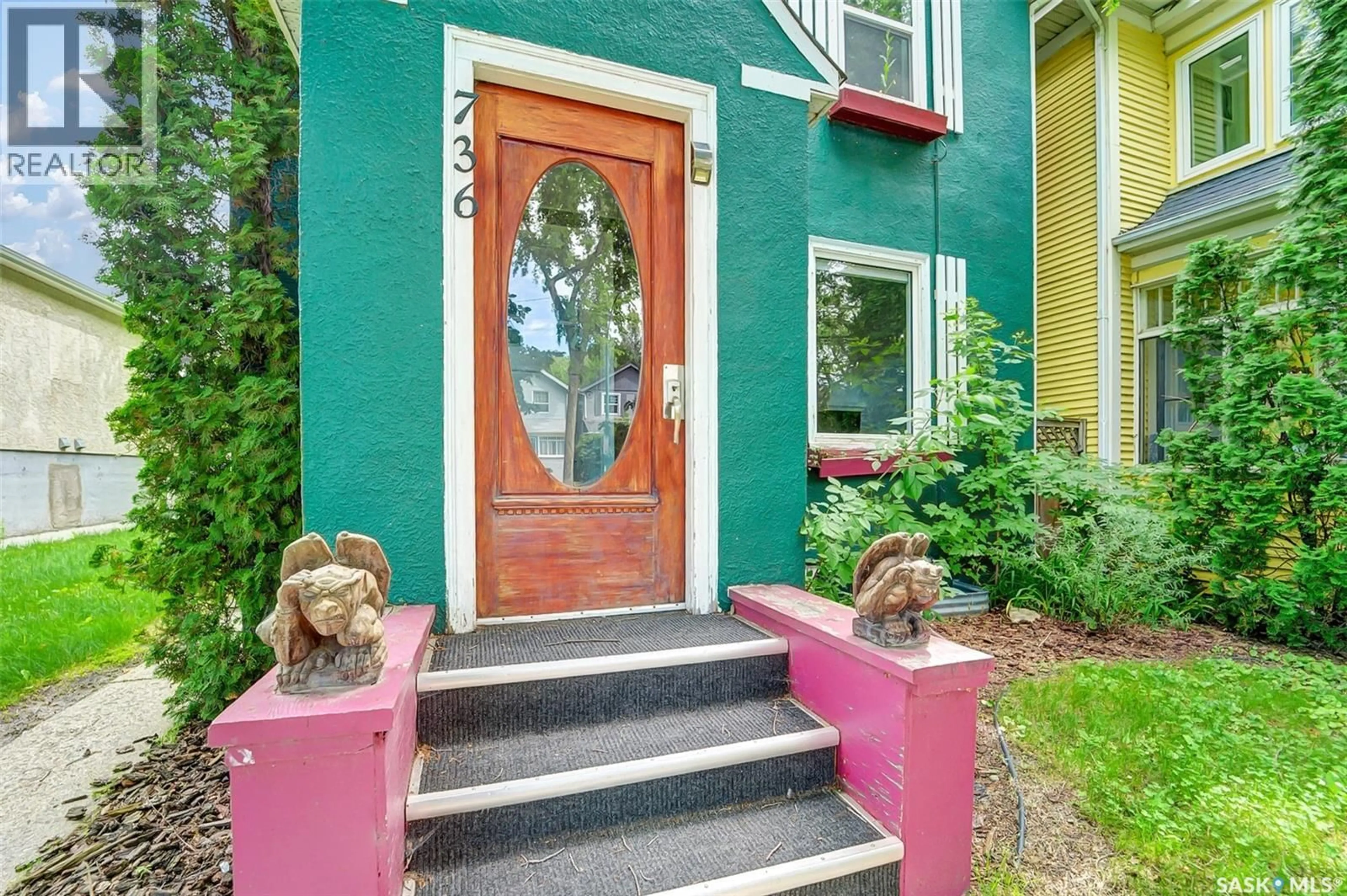 Indoor entryway for 736 7TH AVENUE, Saskatoon Saskatchewan S7K2V4