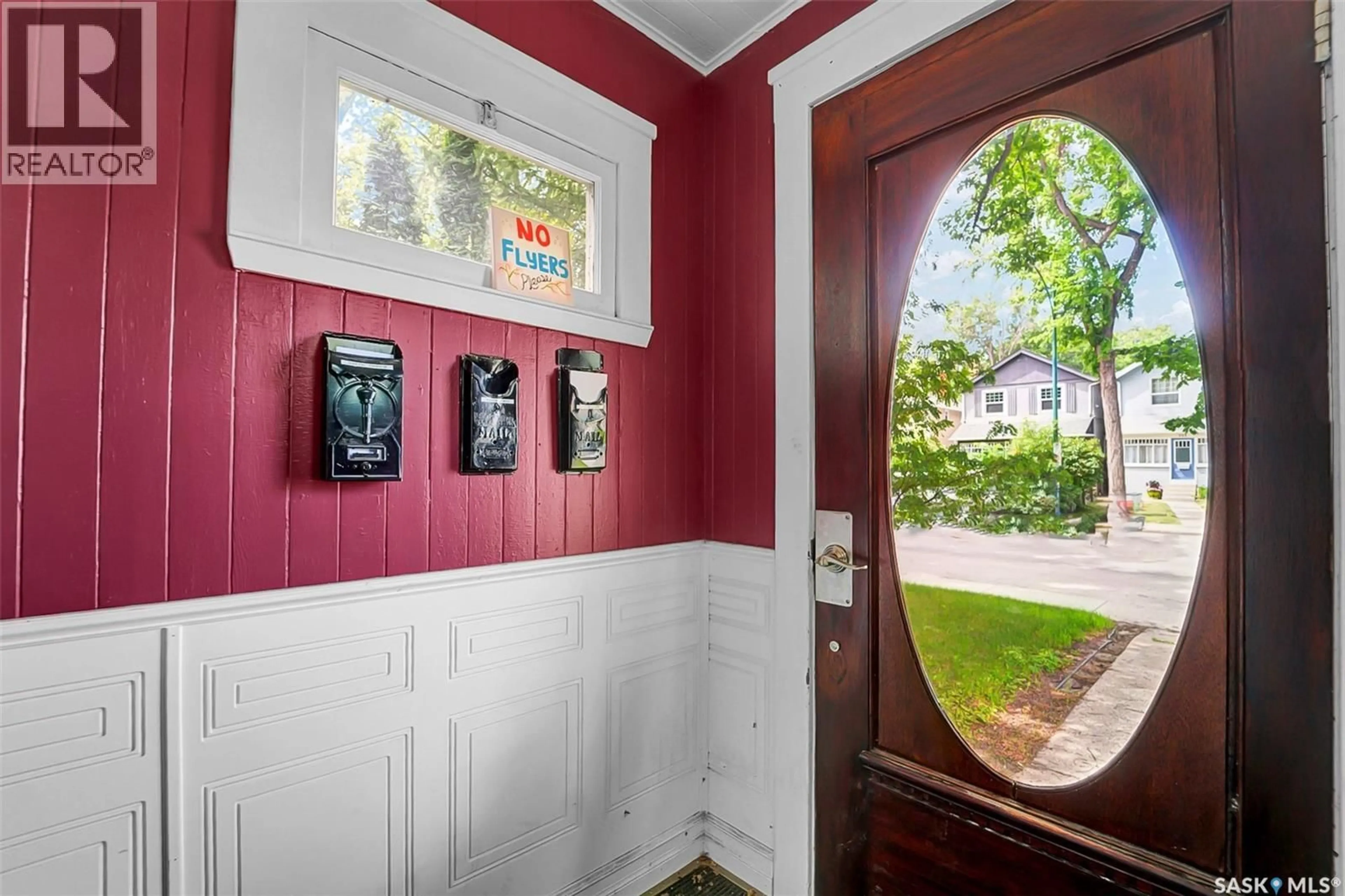 Indoor entryway for 736 7TH AVENUE, Saskatoon Saskatchewan S7K2V4