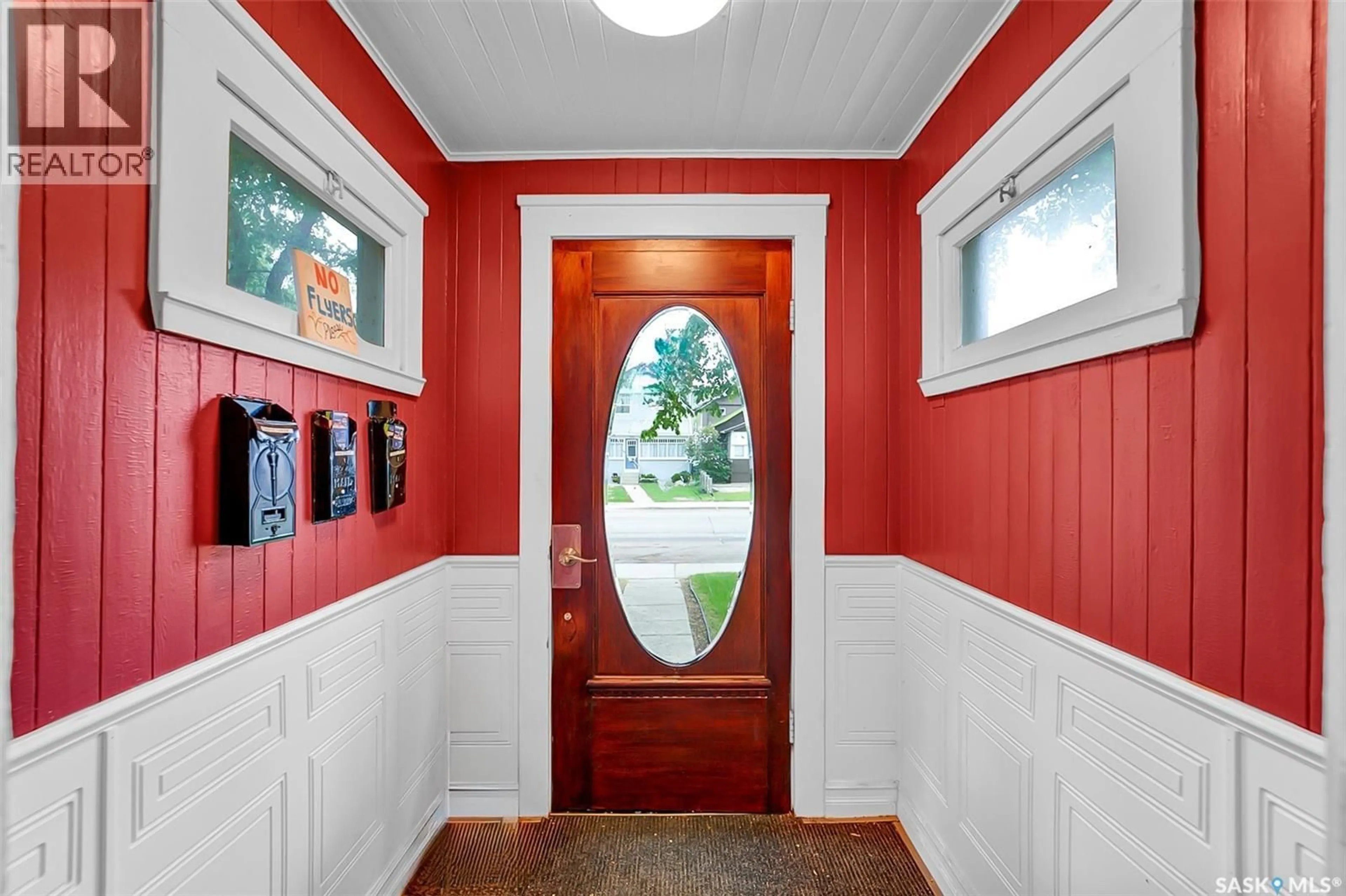 Indoor entryway for 736 7TH AVENUE, Saskatoon Saskatchewan S7K2V4