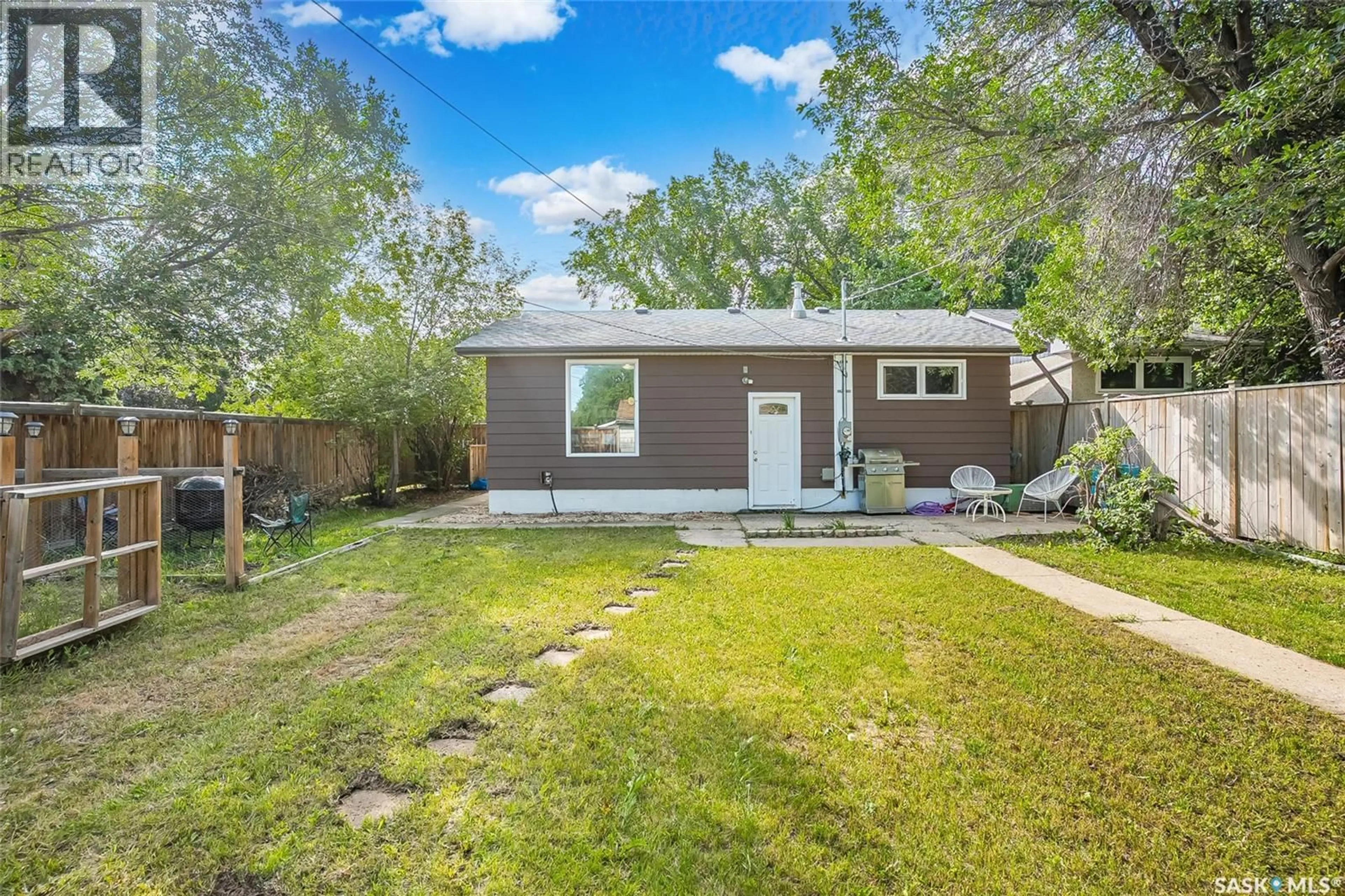 Home with vinyl exterior material, street for 118 EVANS STREET, Saskatoon Saskatchewan S7N2B2