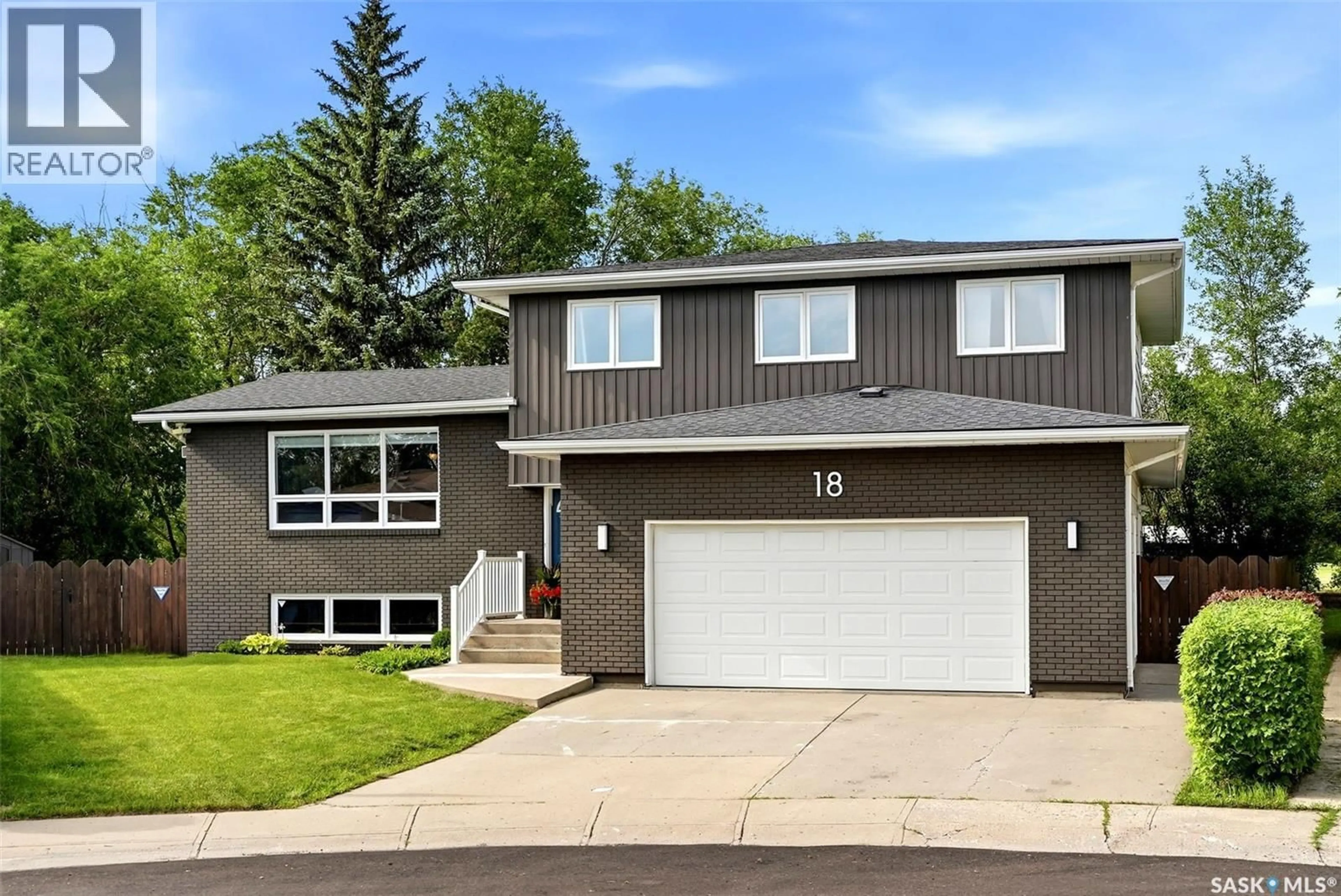 Home with vinyl exterior material, street for 18 FORMAN BAY, Regina Saskatchewan S4R7Y2