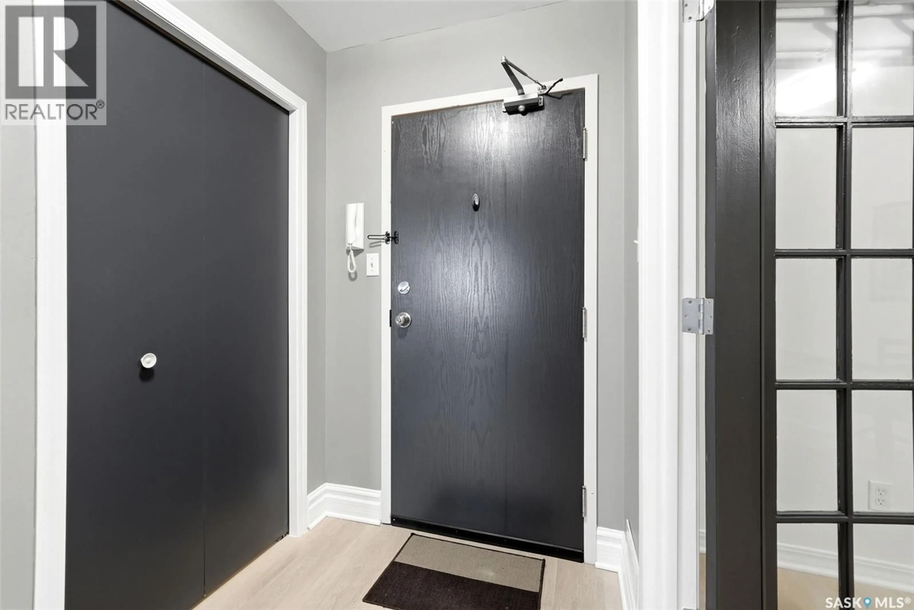 Indoor entryway for 403 1839 SCARTH STREET, Regina Saskatchewan S4P2G9