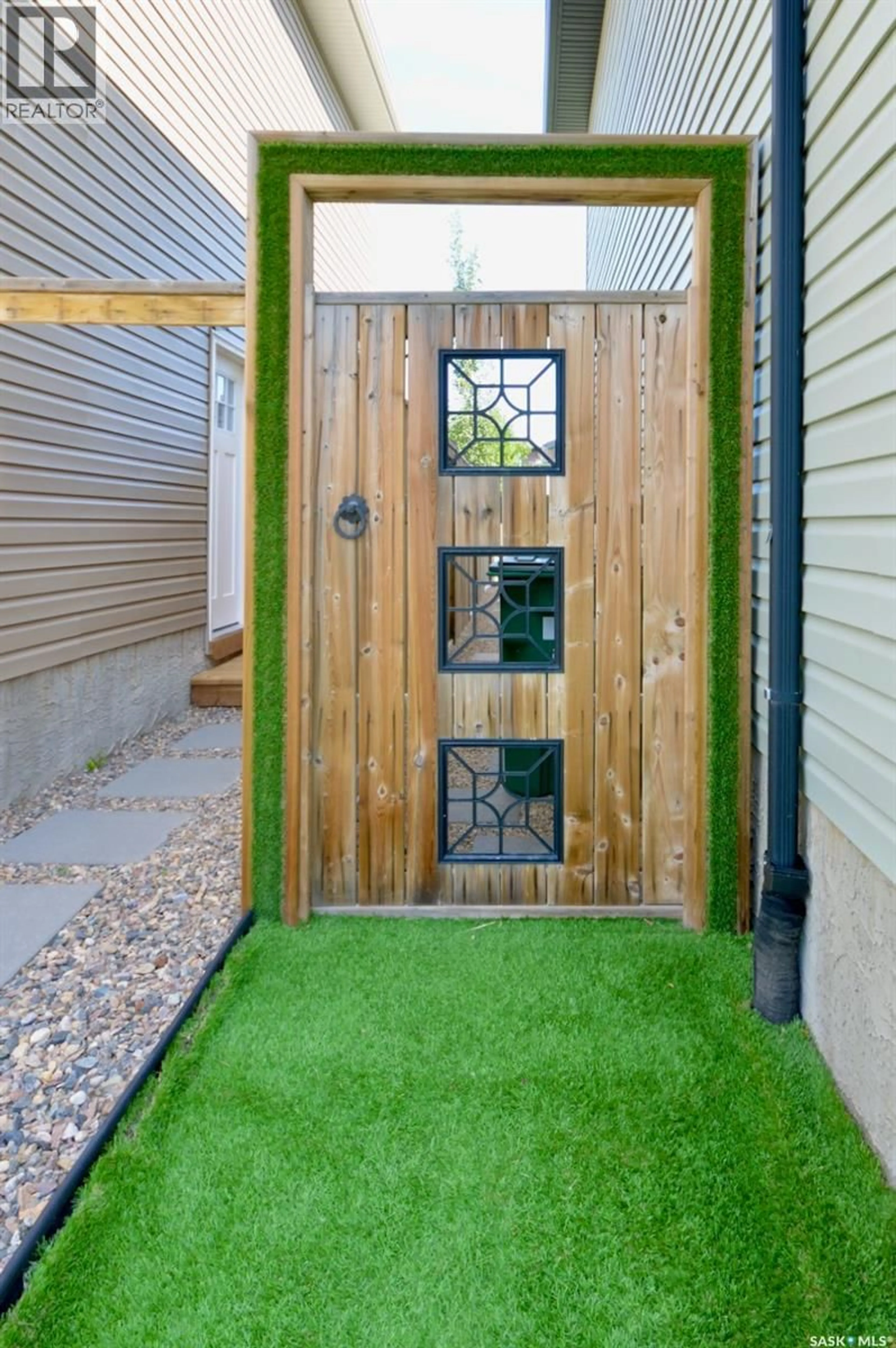 Indoor entryway for 414 VELTKAMP CRESCENT, Saskatoon Saskatchewan S7T0S2