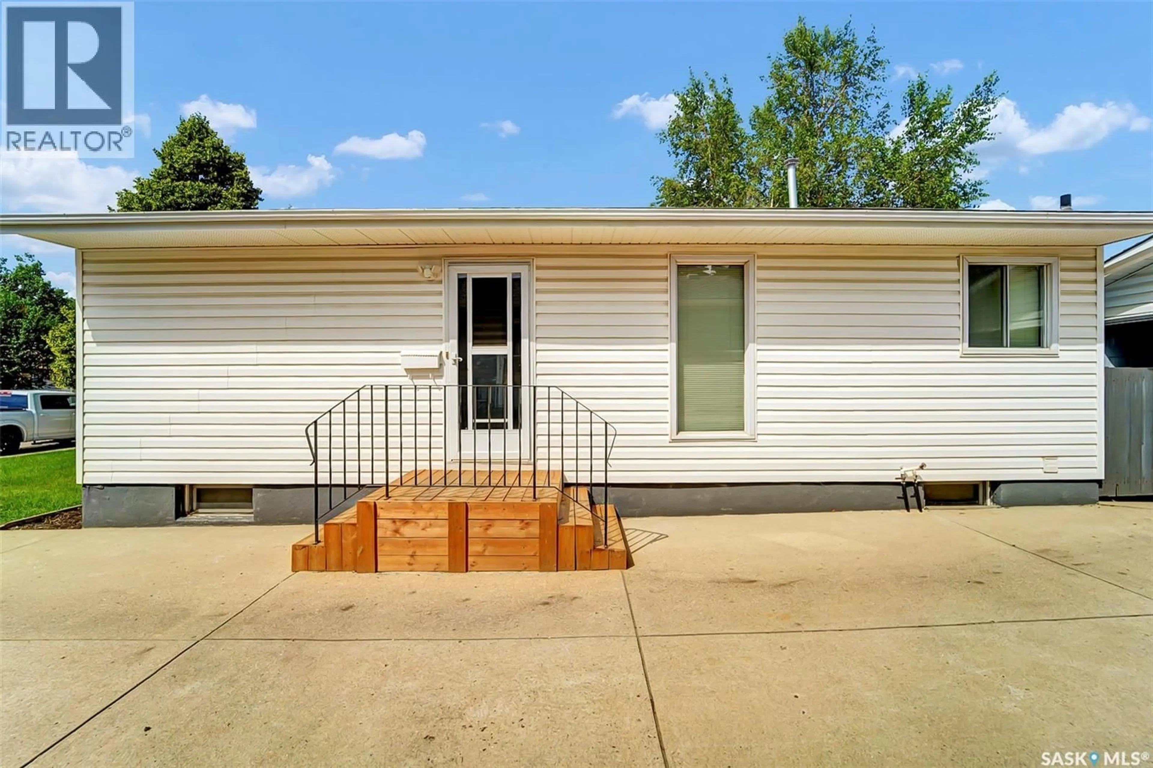 Home with vinyl exterior material, street for 334 JOHNSON CRESCENT, Saskatoon Saskatchewan S7L5P9