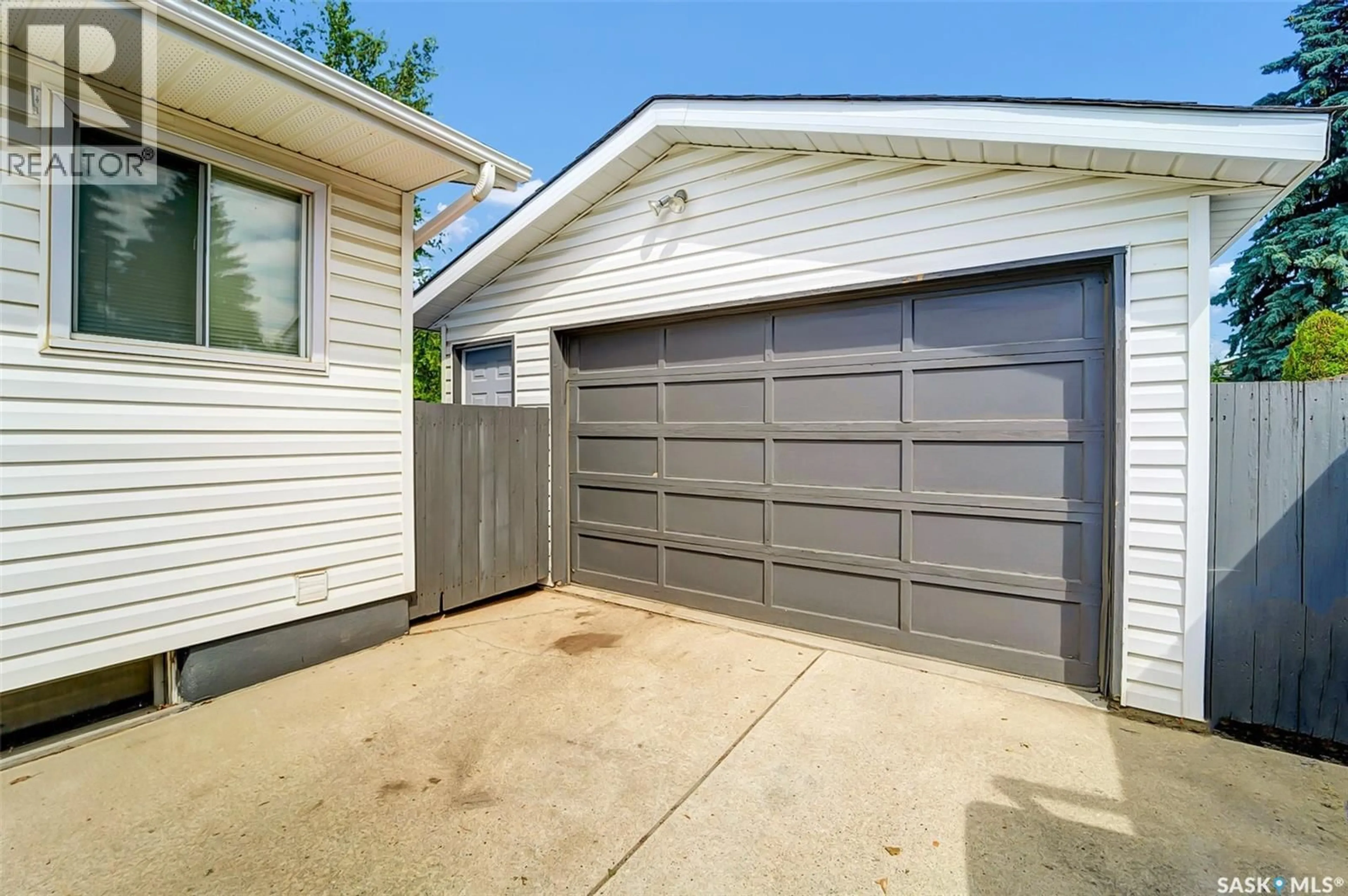 Indoor garage for 334 JOHNSON CRESCENT, Saskatoon Saskatchewan S7L5P9
